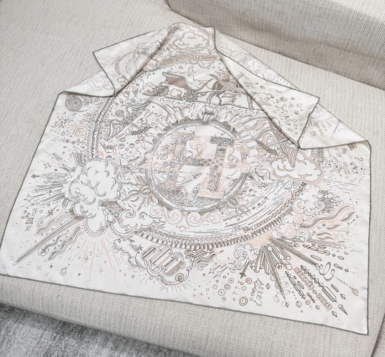 HERMES Женский платок из шелка HERMES Женский платок из шелка