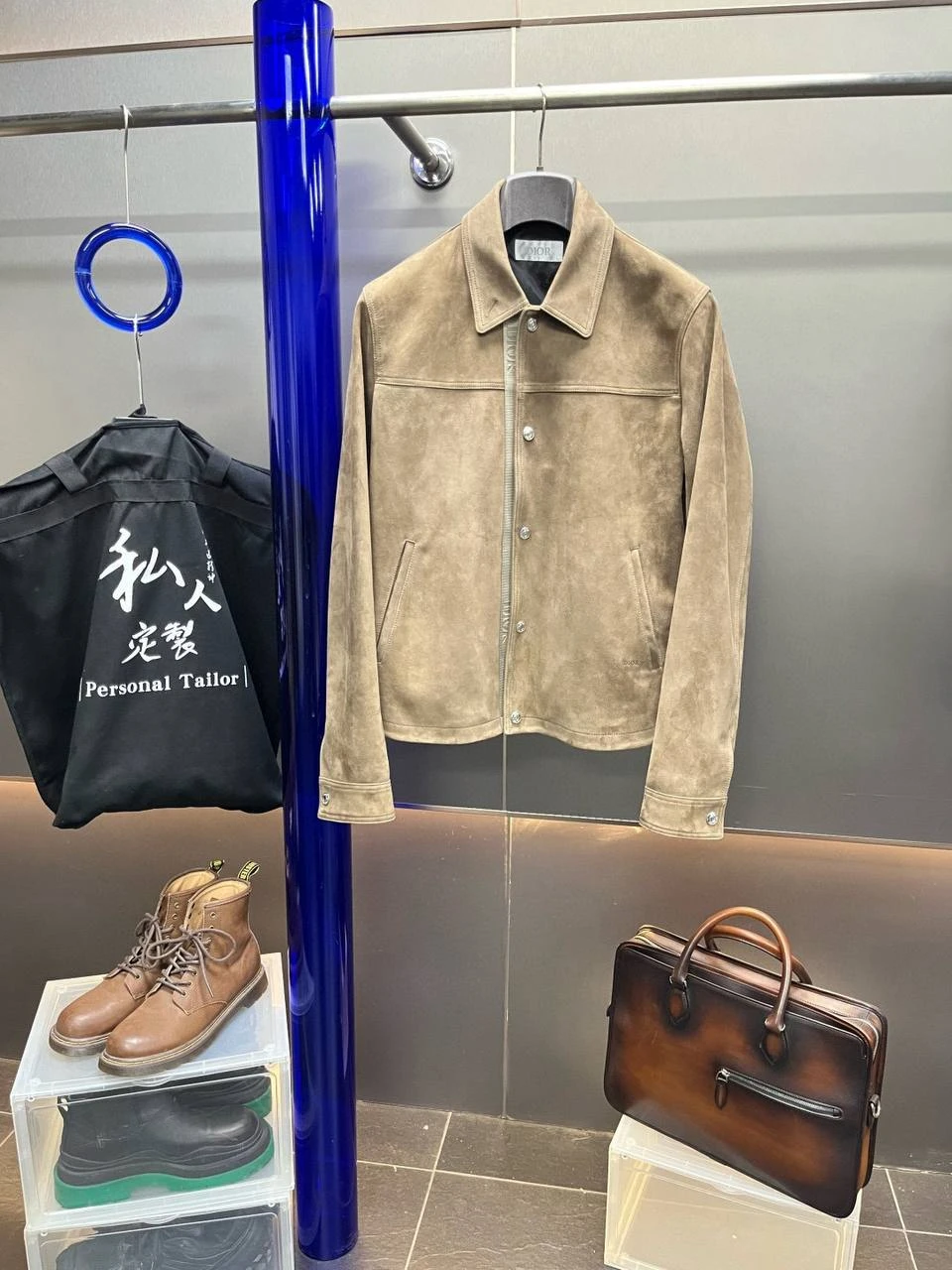 CHRISTIAN DIOR Мужская кожаная куртка в песочно‑бежевом оттенке CHRISTIAN DIOR Мужская кожаная куртка в песочно‑бежевом оттенке