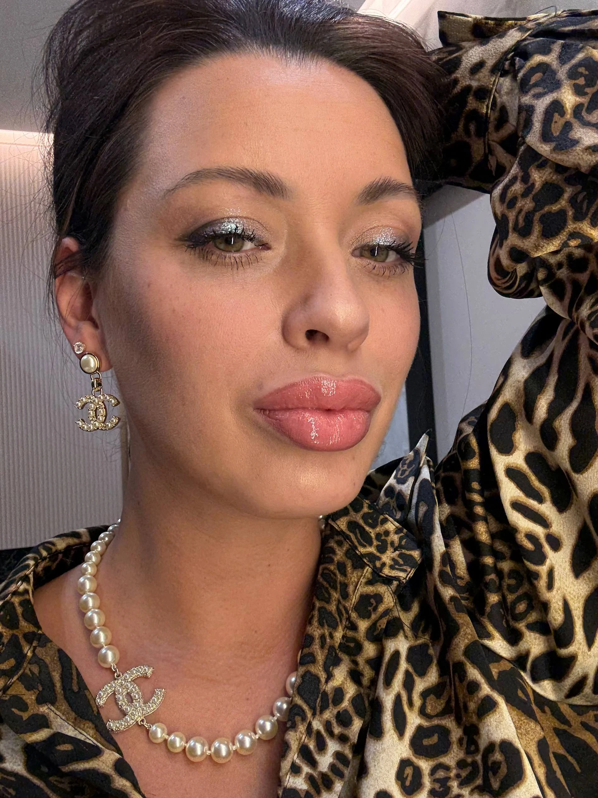 CHANEL Женские серьги из латуни с подвесками в виде логотипа «CC» CHANEL Женские серьги из латуни с подвесками в виде логотипа «CC»