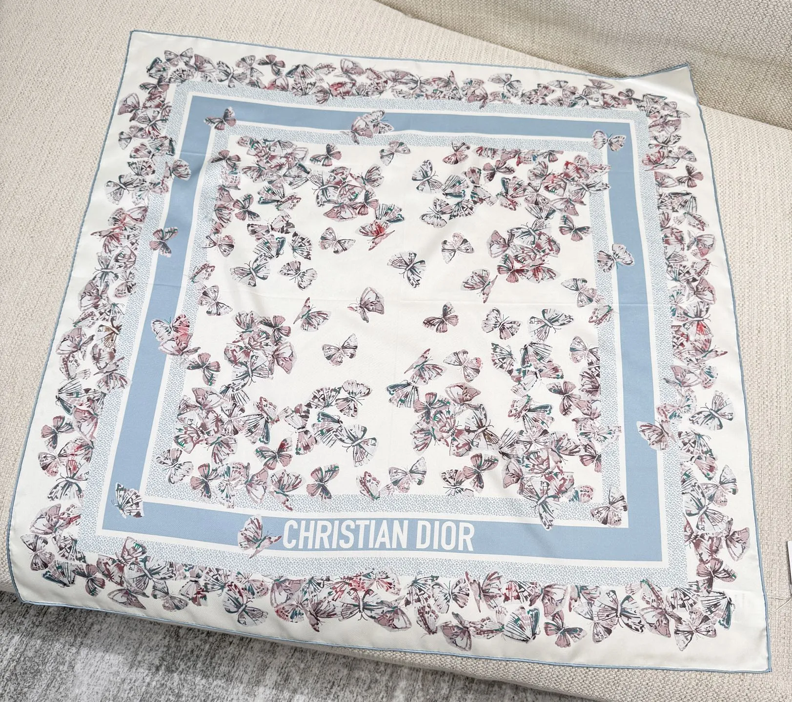 CHRISTIAN DIOR Женский платок из шёлка в пастельных тонах CHRISTIAN DIOR Женский платок из шёлка в пастельных тонах