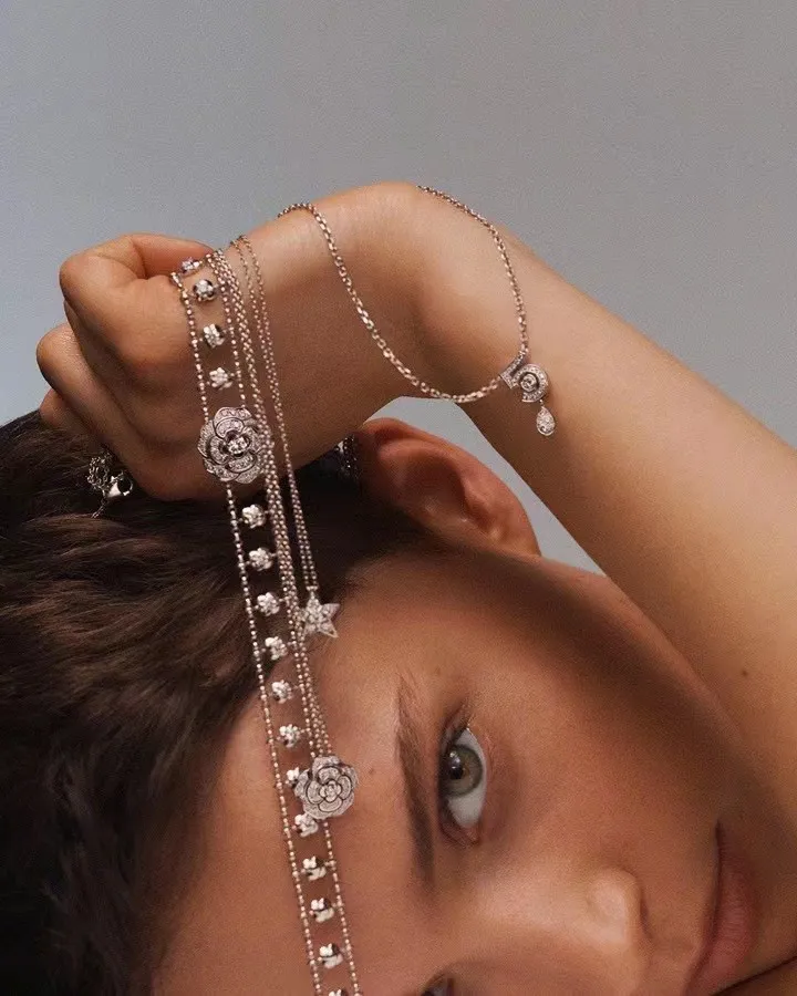 CHANEL Женское колье с кристаллами Camelia CHANEL Женское колье с кристаллами Camelia