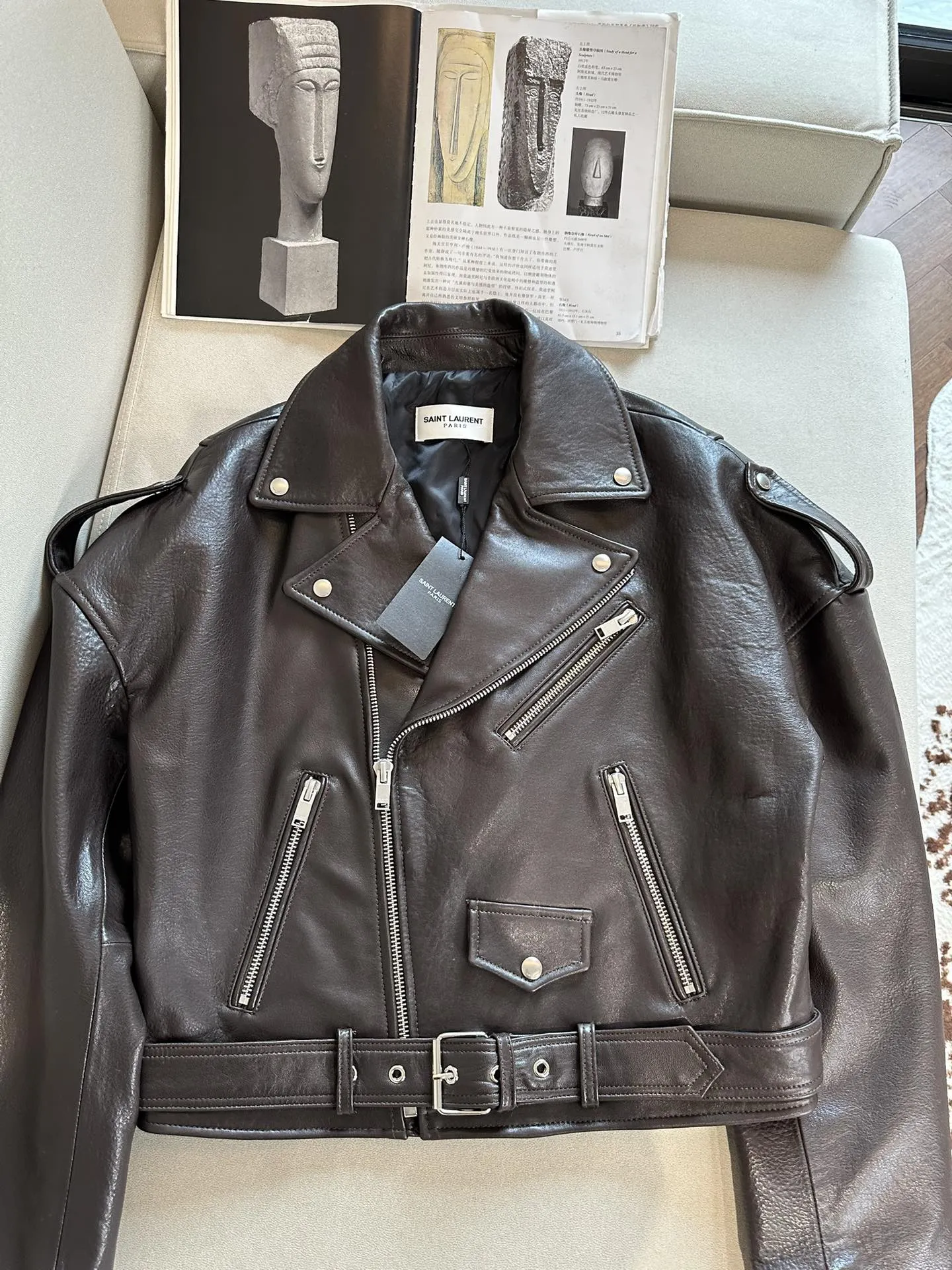 YVES SAINT LAURENT Женская кожаная куртка из коровьей кожи YVES SAINT LAURENT Женская кожаная куртка из коровьей кожи