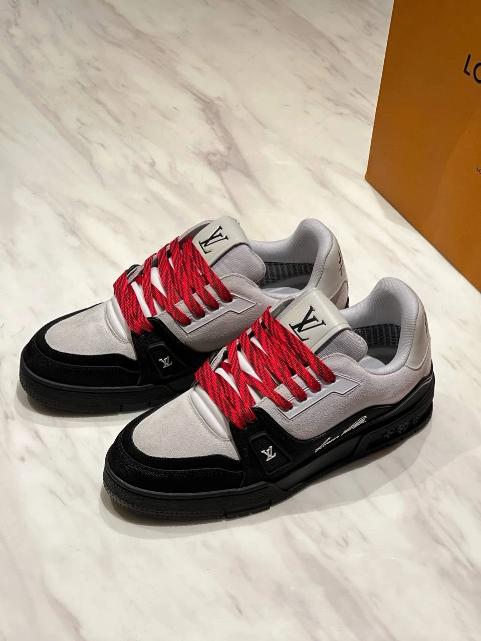 LOUIS VUITTON Мужские кроссовки в сочетании замши и гладкой кожи 