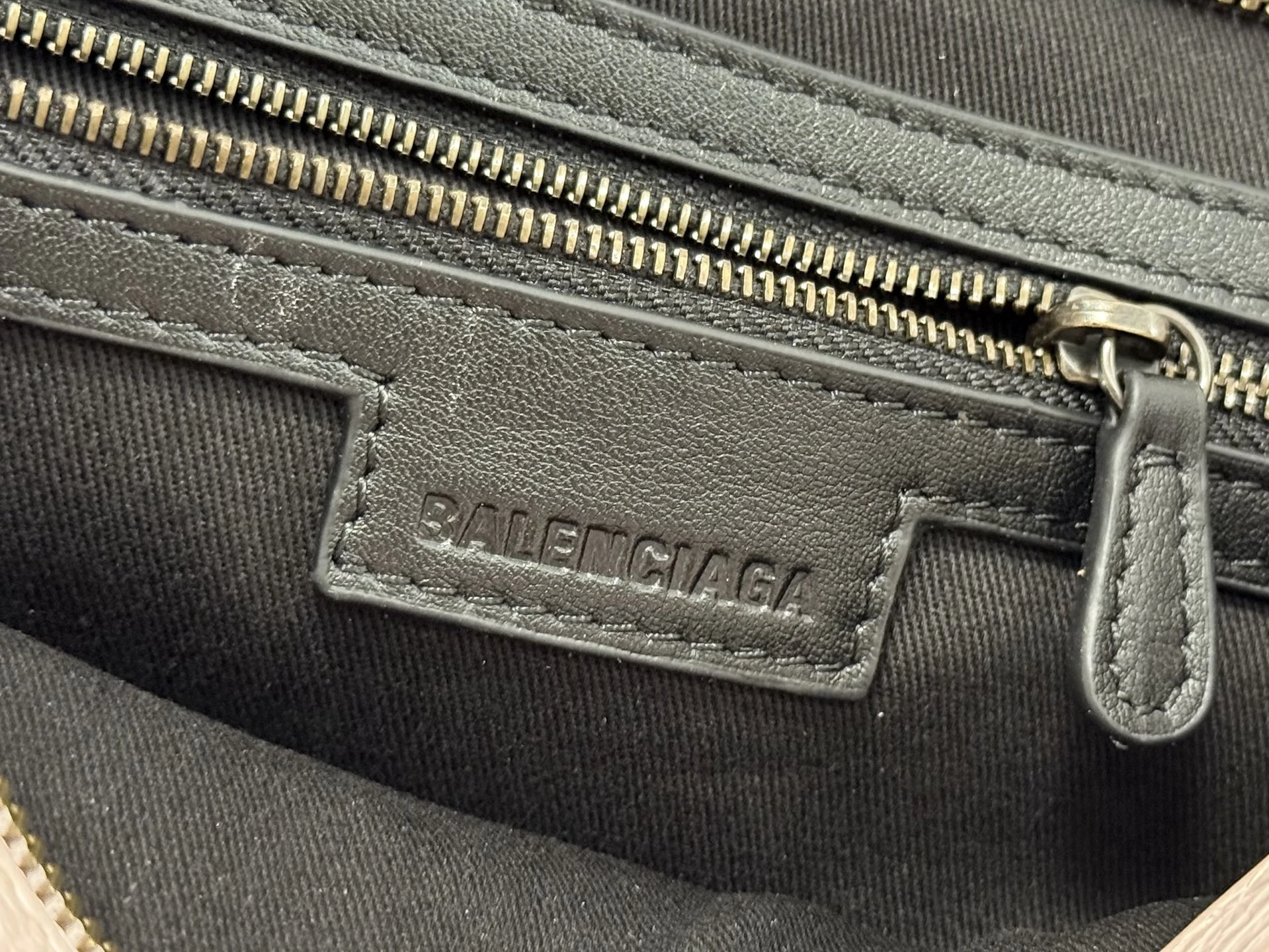 BALENCIAGA Женская сумка Le City medium BALENCIAGA Женская сумка Le City medium
