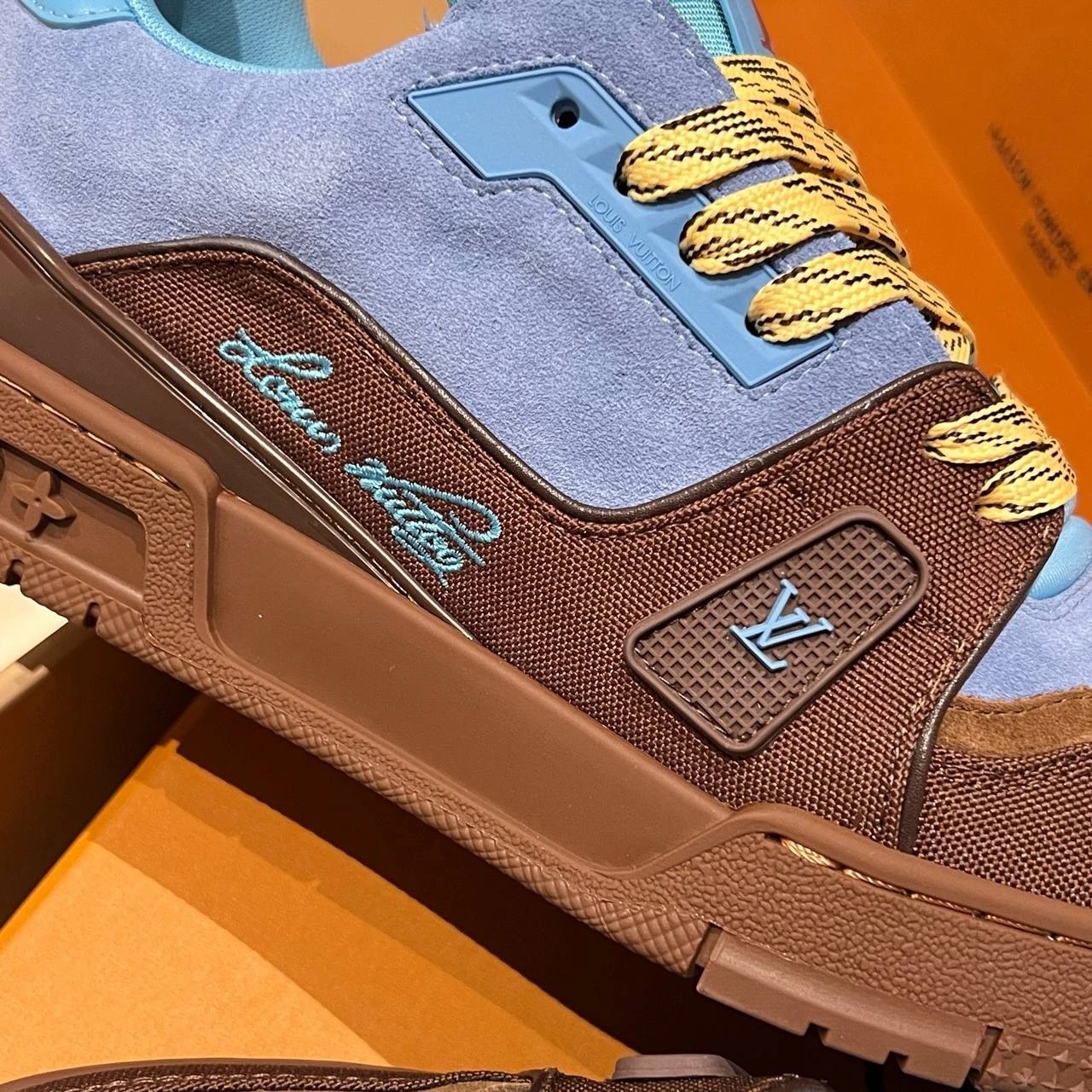 LOUIS VUITTON Мужские кроссовки в сочетании замши и гладкой кожи 