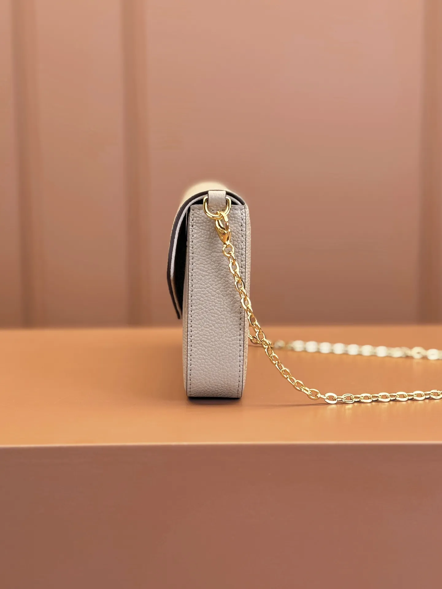 LOUIS VUITTON Женская сумка Pochette Félicie M82609 LOUIS VUITTON Женская сумка Pochette Félicie M82609