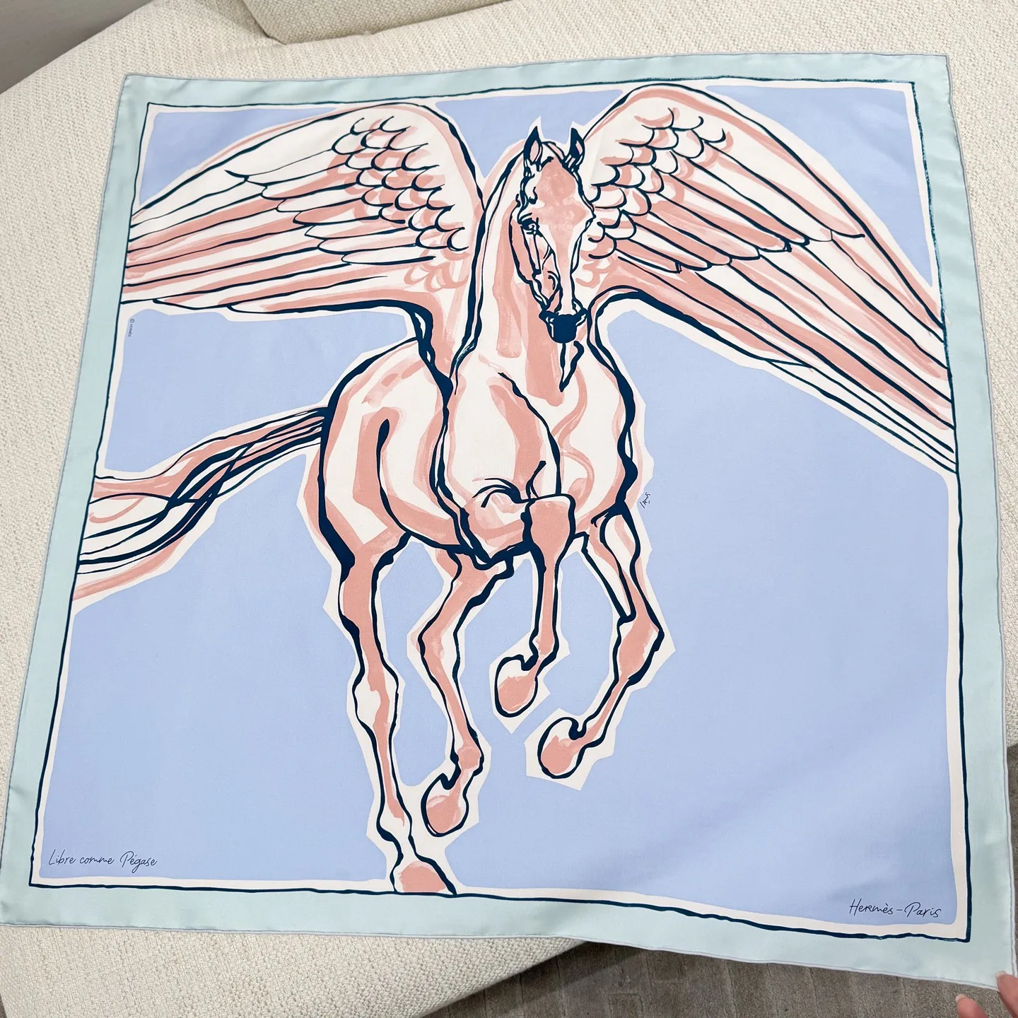 HERMES Женский платок из шелка с летающей лошадью HERMES Женский платок из шелка с летающей лошадью