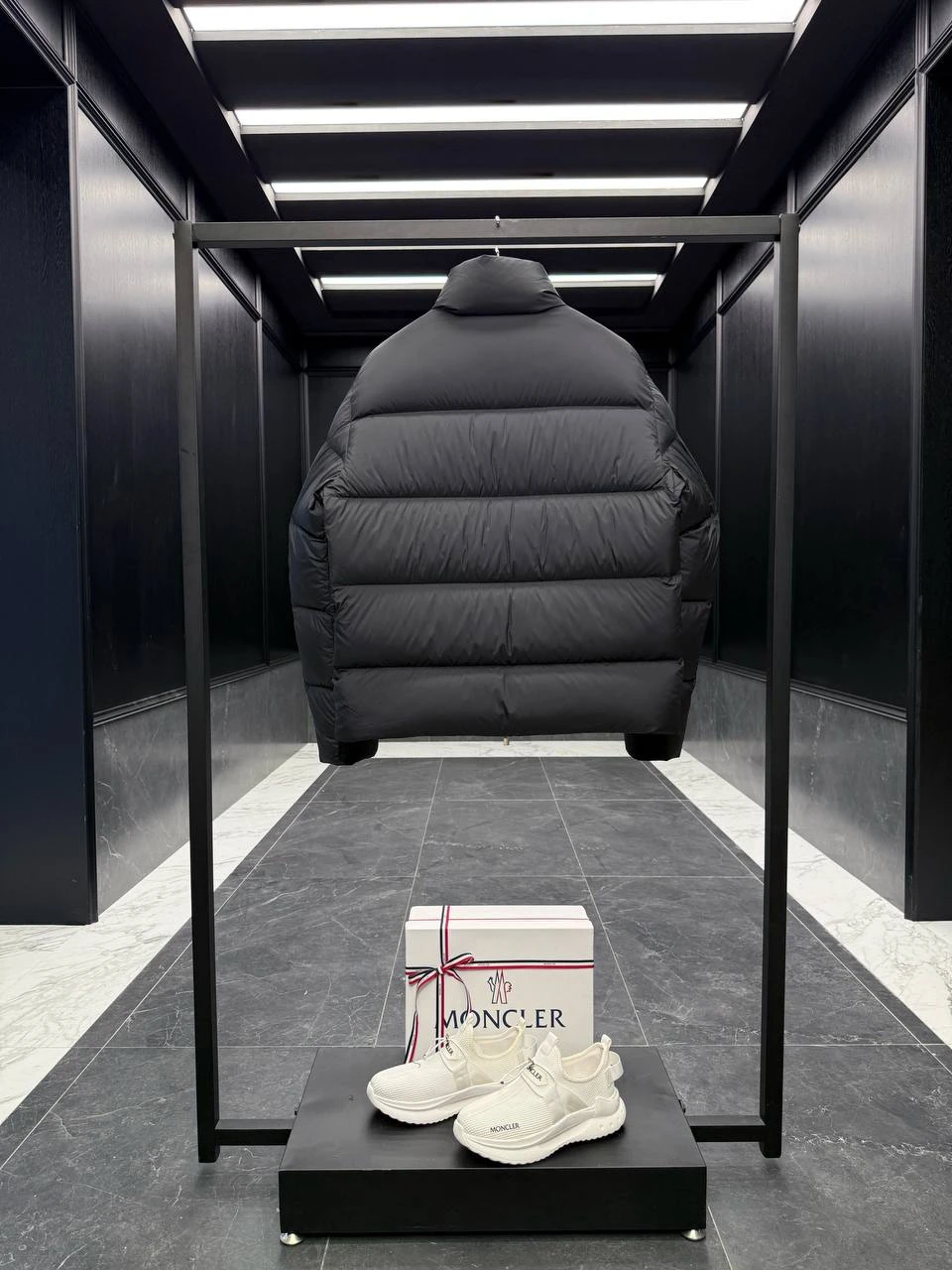 MONCLER Мужской пуховик Tarn