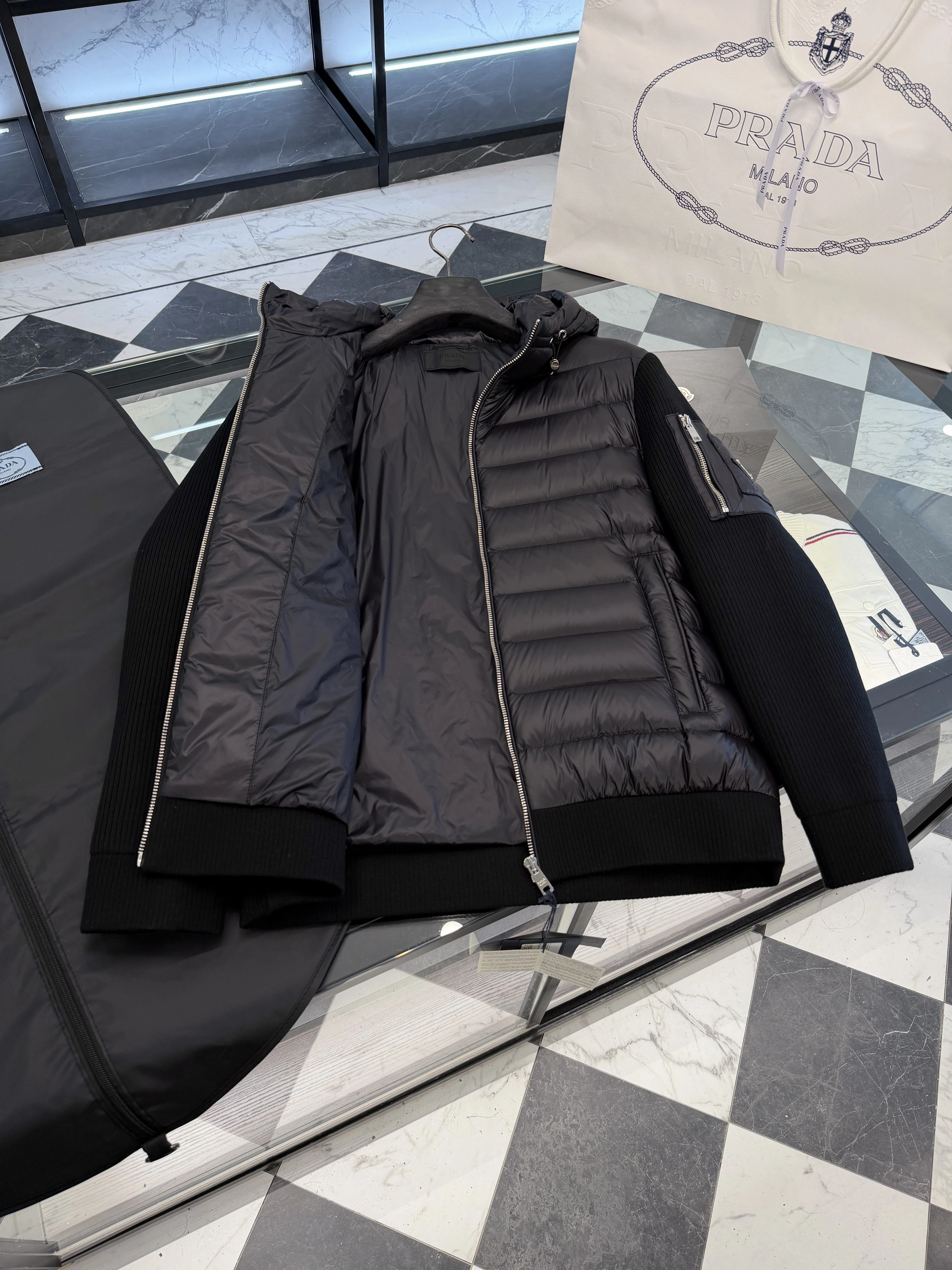PRADA Мужская ветровка на пуховом наполнителе PRADA Мужская ветровка на пуховом наполнителе