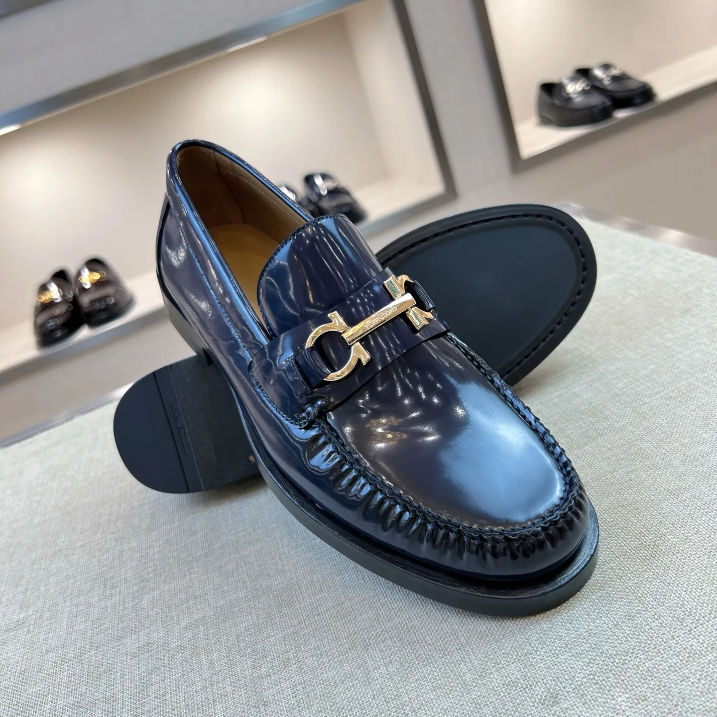 SALVATORE FERRAGAMO Мужские лоферы коровья кожа