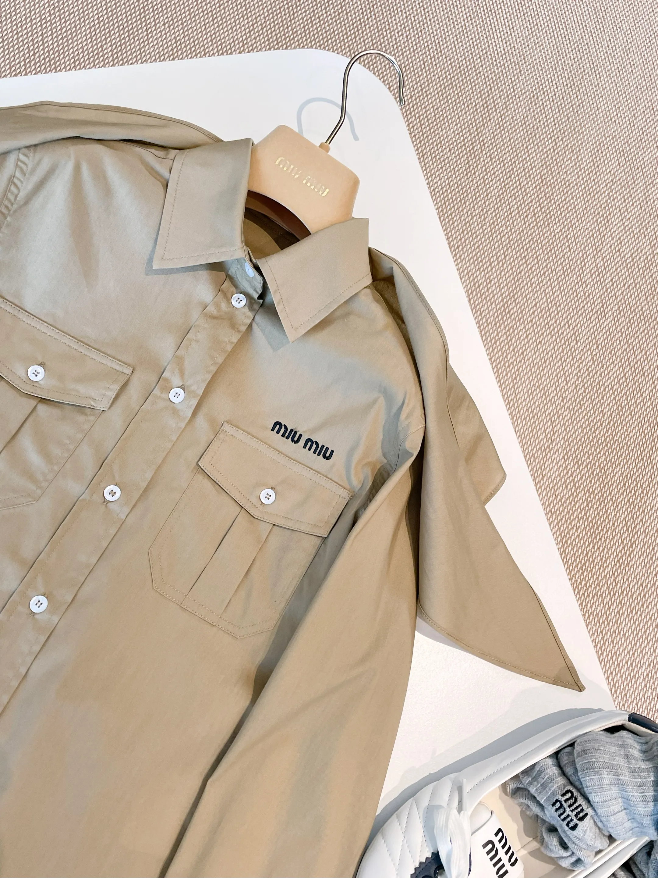 MIU MIU Женская рубашка с накидкой MIU MIU Женская рубашка с накидкой