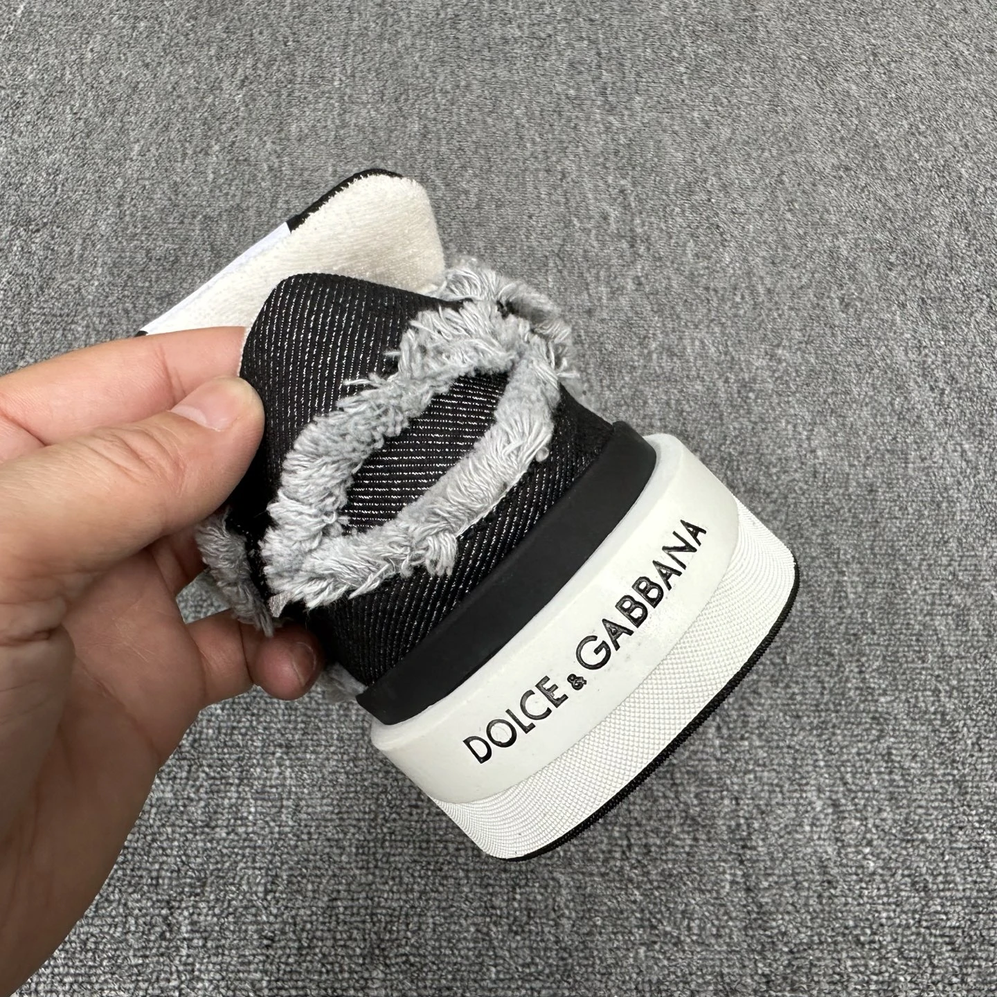 DOLCE & GABBANA Мужские кроссовки из телячьей кожи с контрастными белыми шнурками