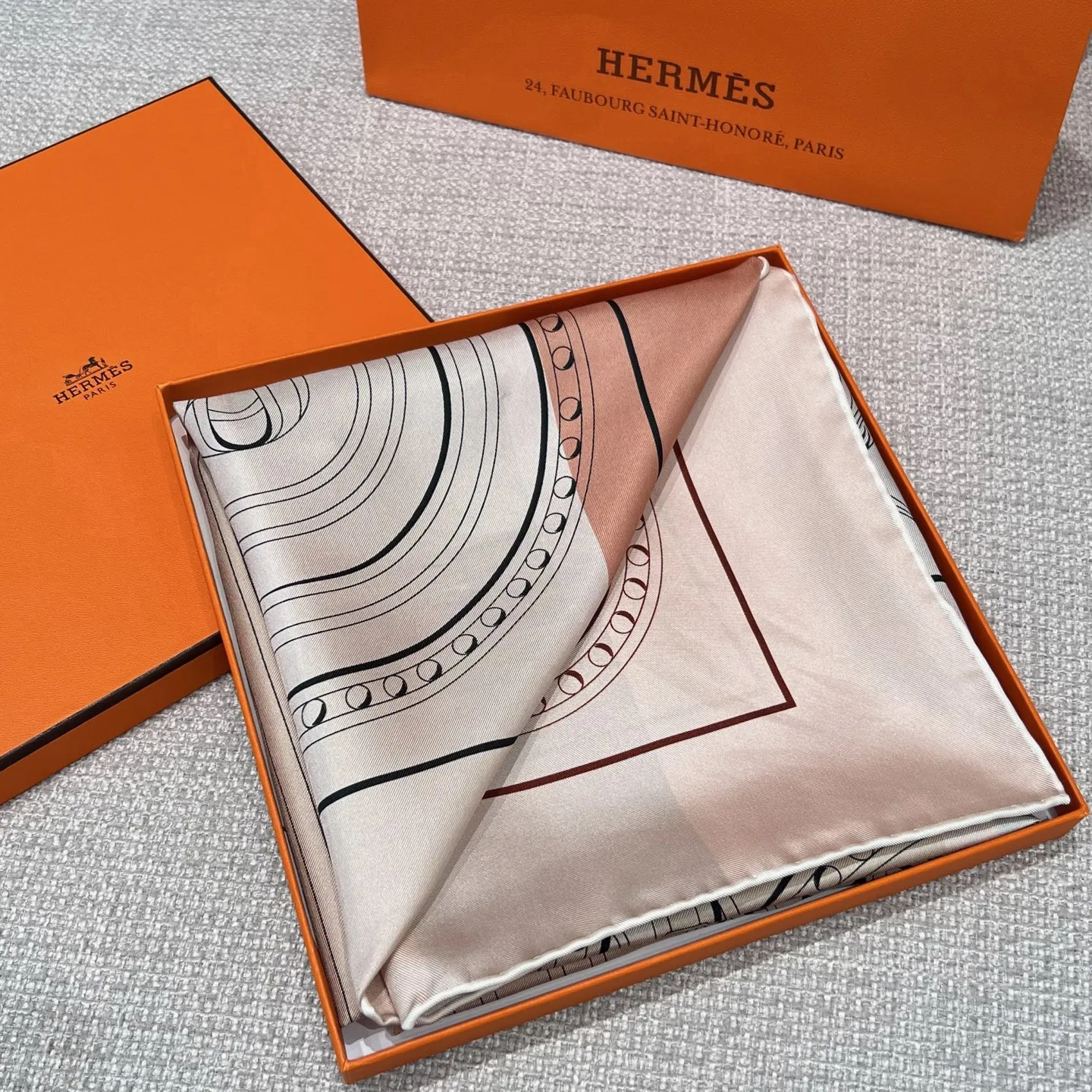 HERMES Платок из шелковый HERMES Платок из шелковый