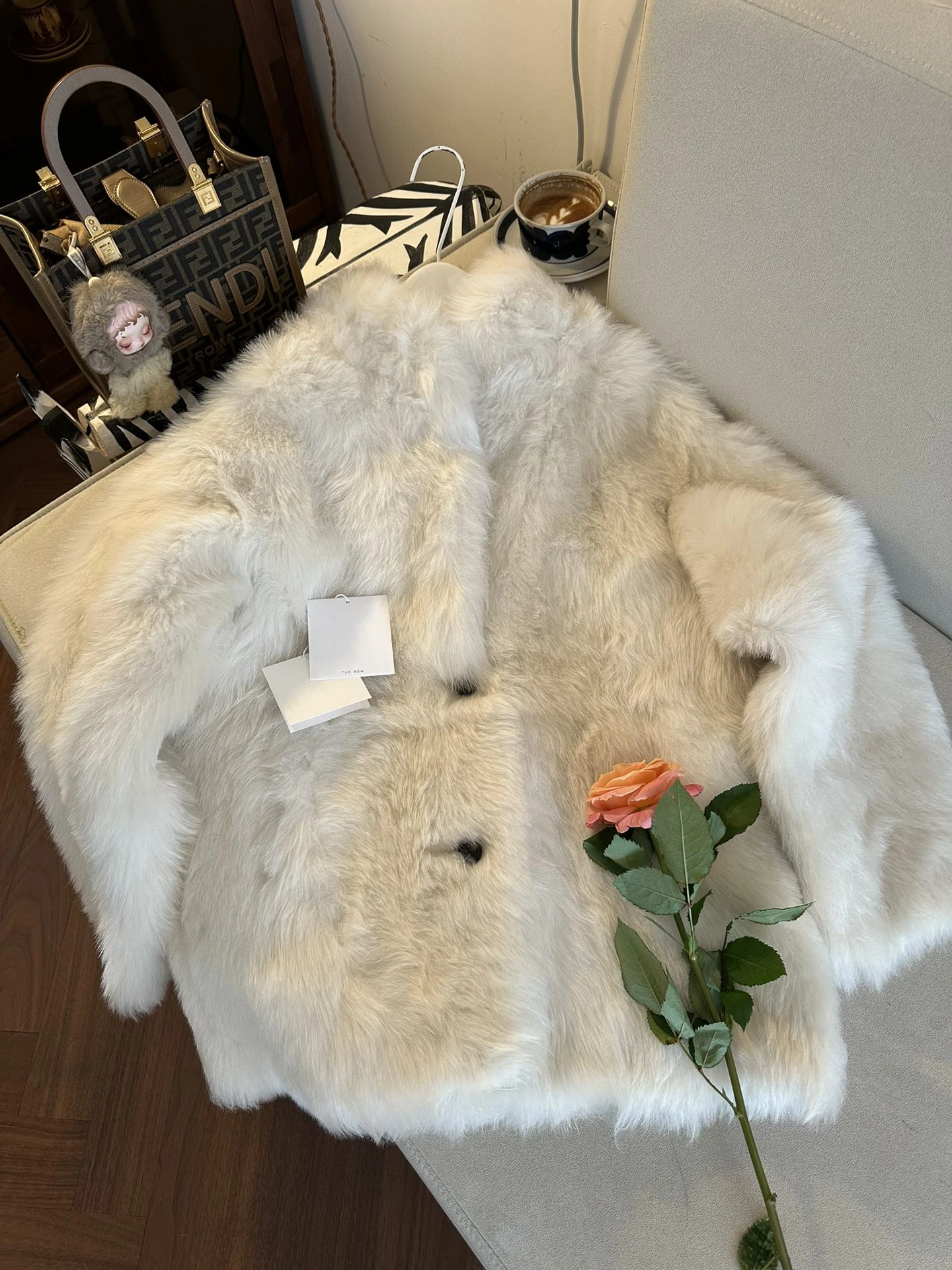 THE ROW Женская шуба из овчины бежевая THE ROW Женская шуба из овчины бежевая