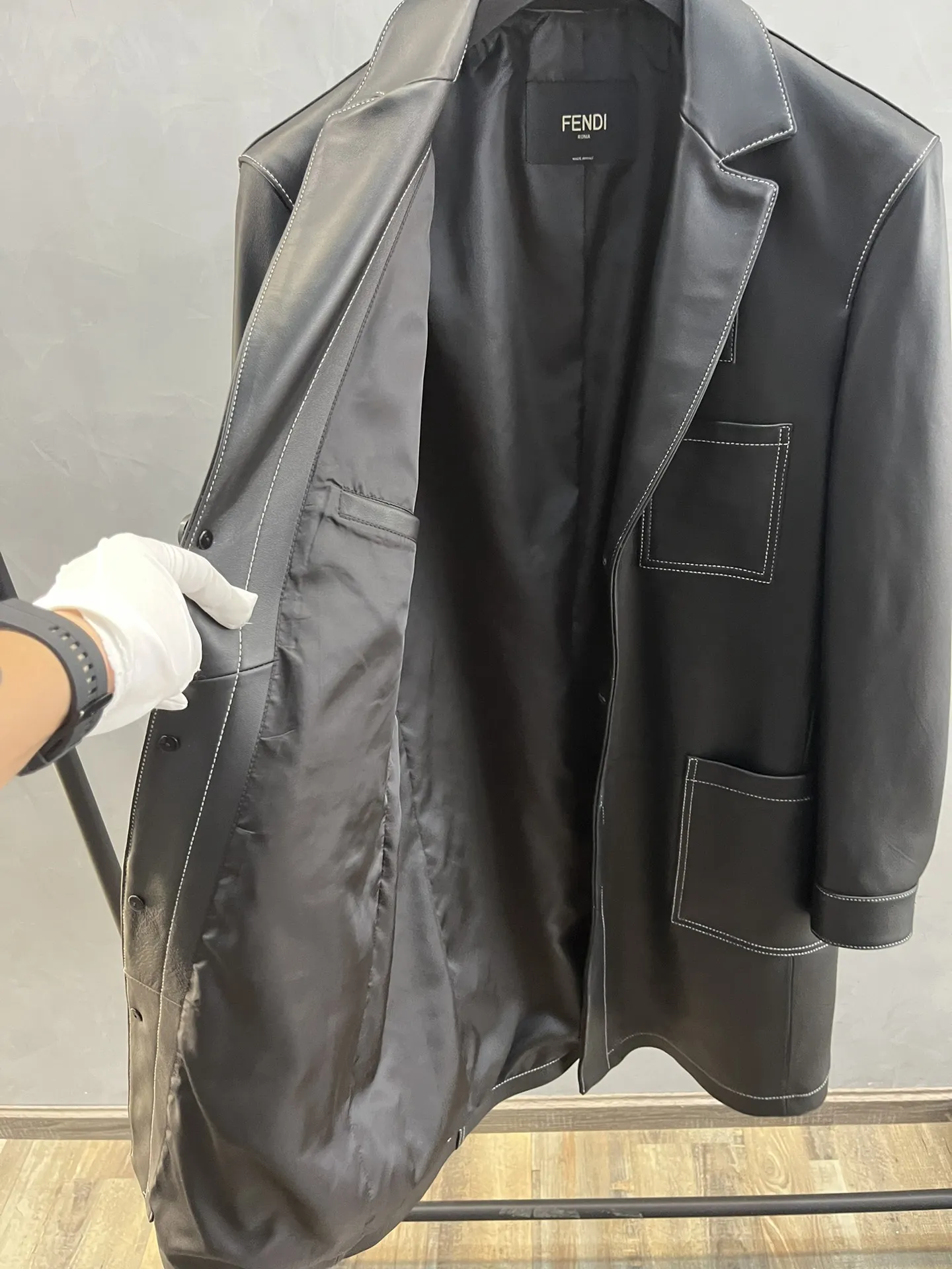 FENDI Мужской кожаный плащ FENDI Мужской кожаный плащ