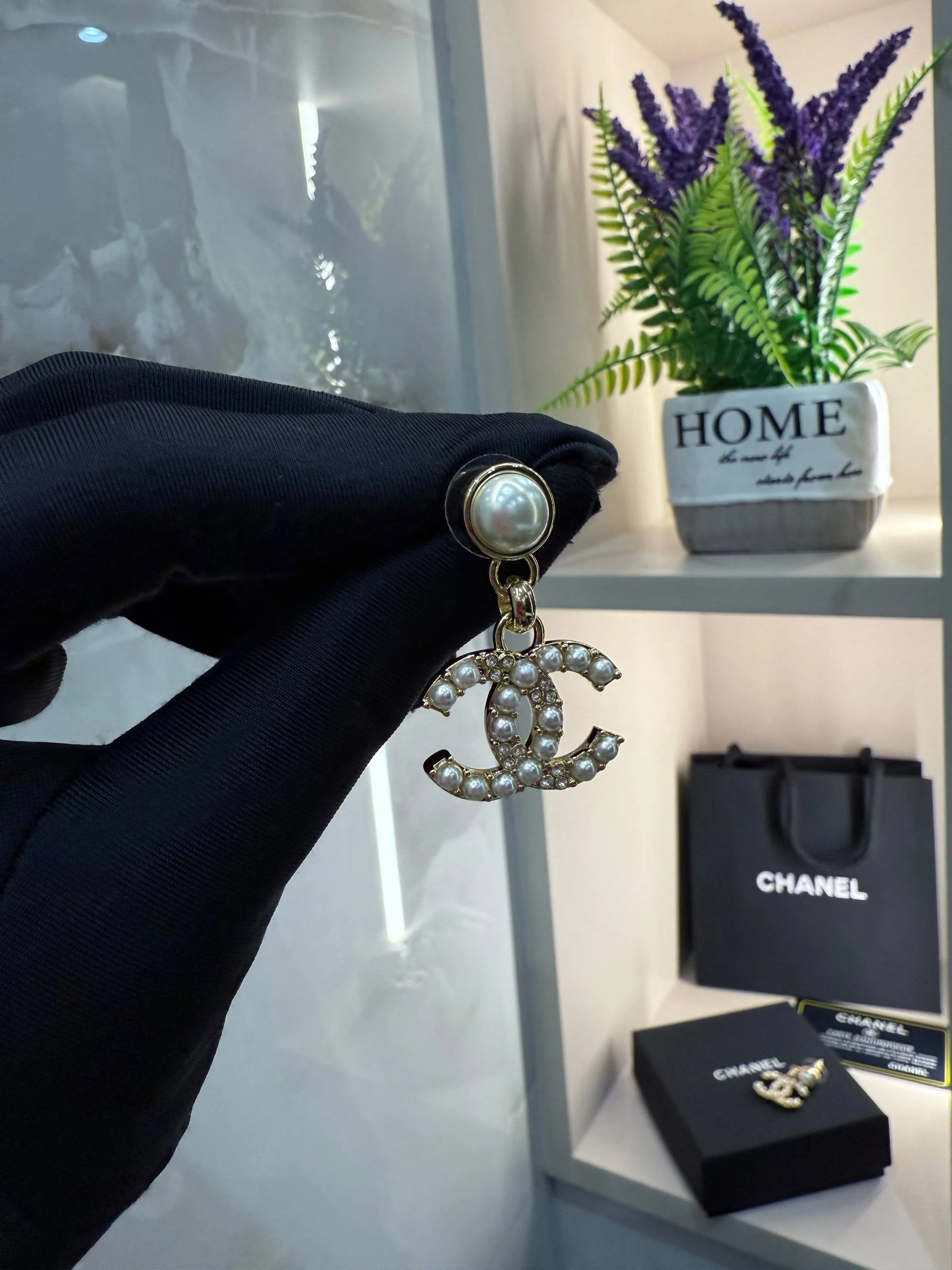 CHANEL Женские серьги из латуни с подвесками в виде логотипа «CC» CHANEL Женские серьги из латуни с подвесками в виде логотипа «CC»