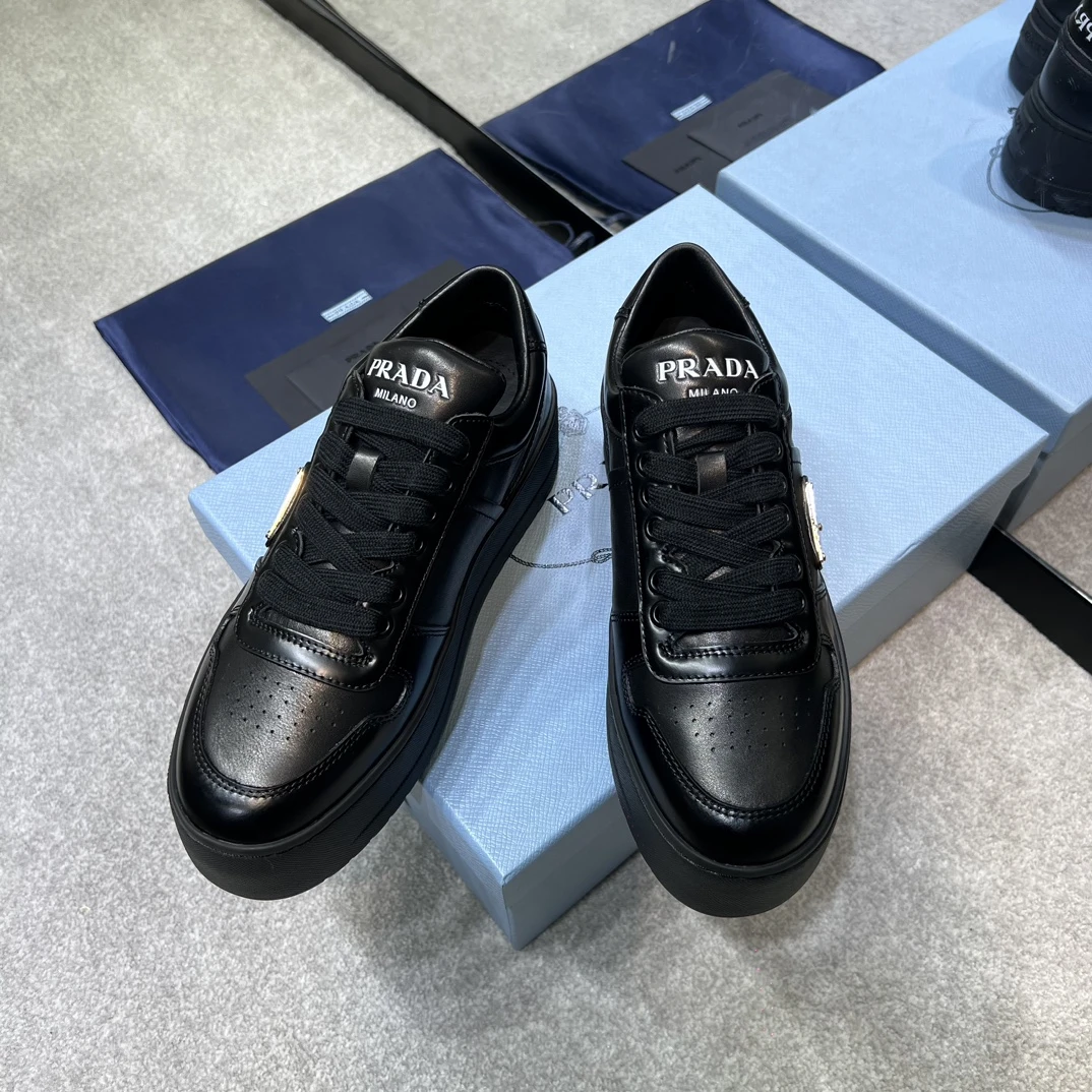 PRADA Женские кроссовки из телячьей кожи