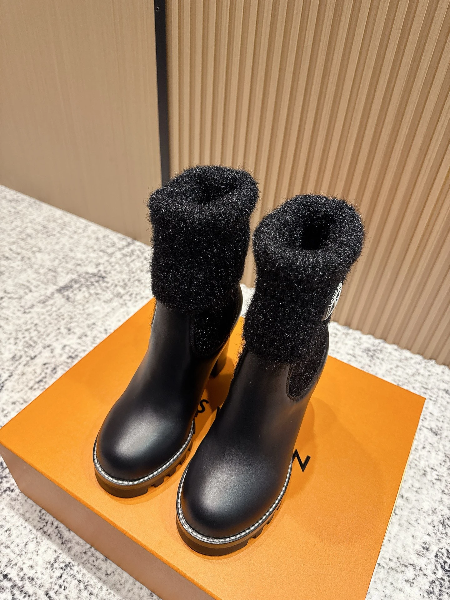 LOUIS VUITTON Женские ботильоны из кожи и шерсти LOUIS VUITTON Женские ботильоны из кожи и шерсти