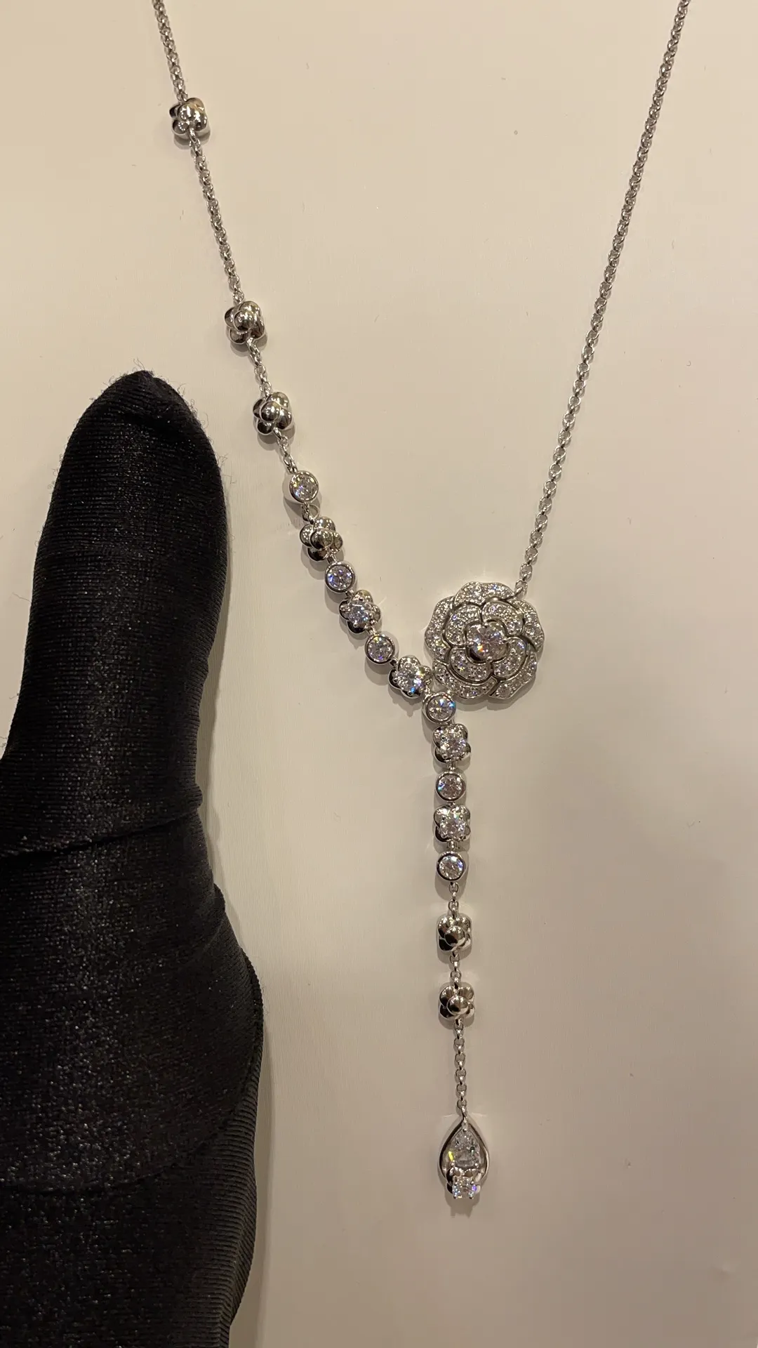 CHANEL Женское колье Bouton de Camelia CHANEL Женское колье Bouton de Camelia