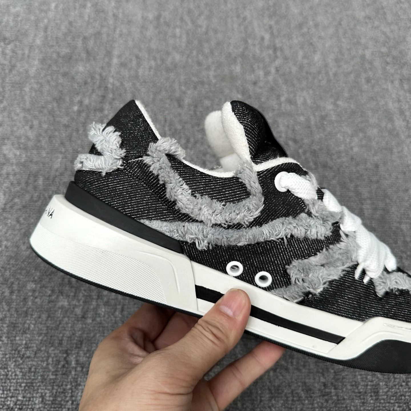 DOLCE & GABBANA Мужские кроссовки из телячьей кожи с контрастными белыми шнурками