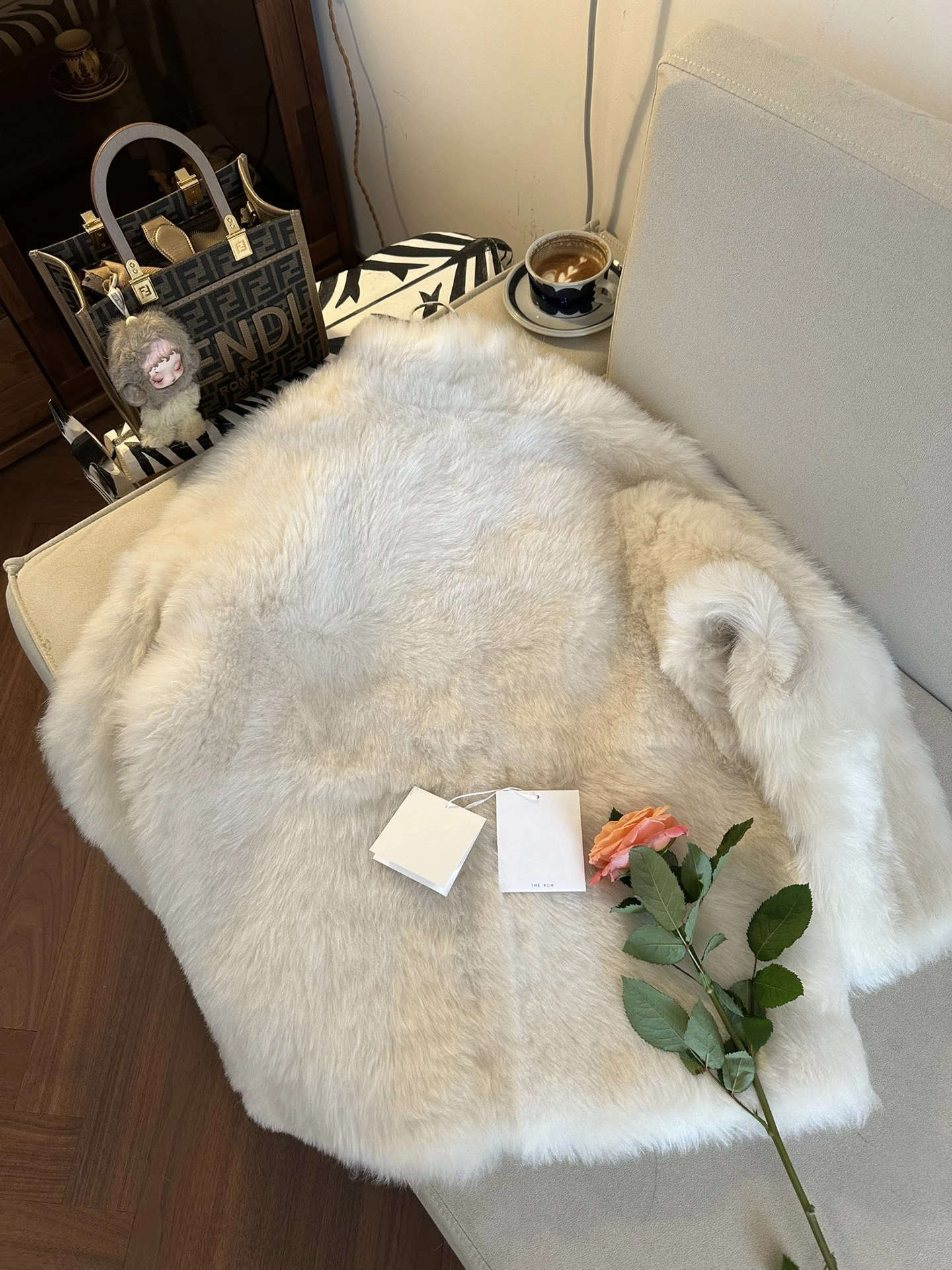 THE ROW Женская шуба из овчины бежевая THE ROW Женская шуба из овчины бежевая