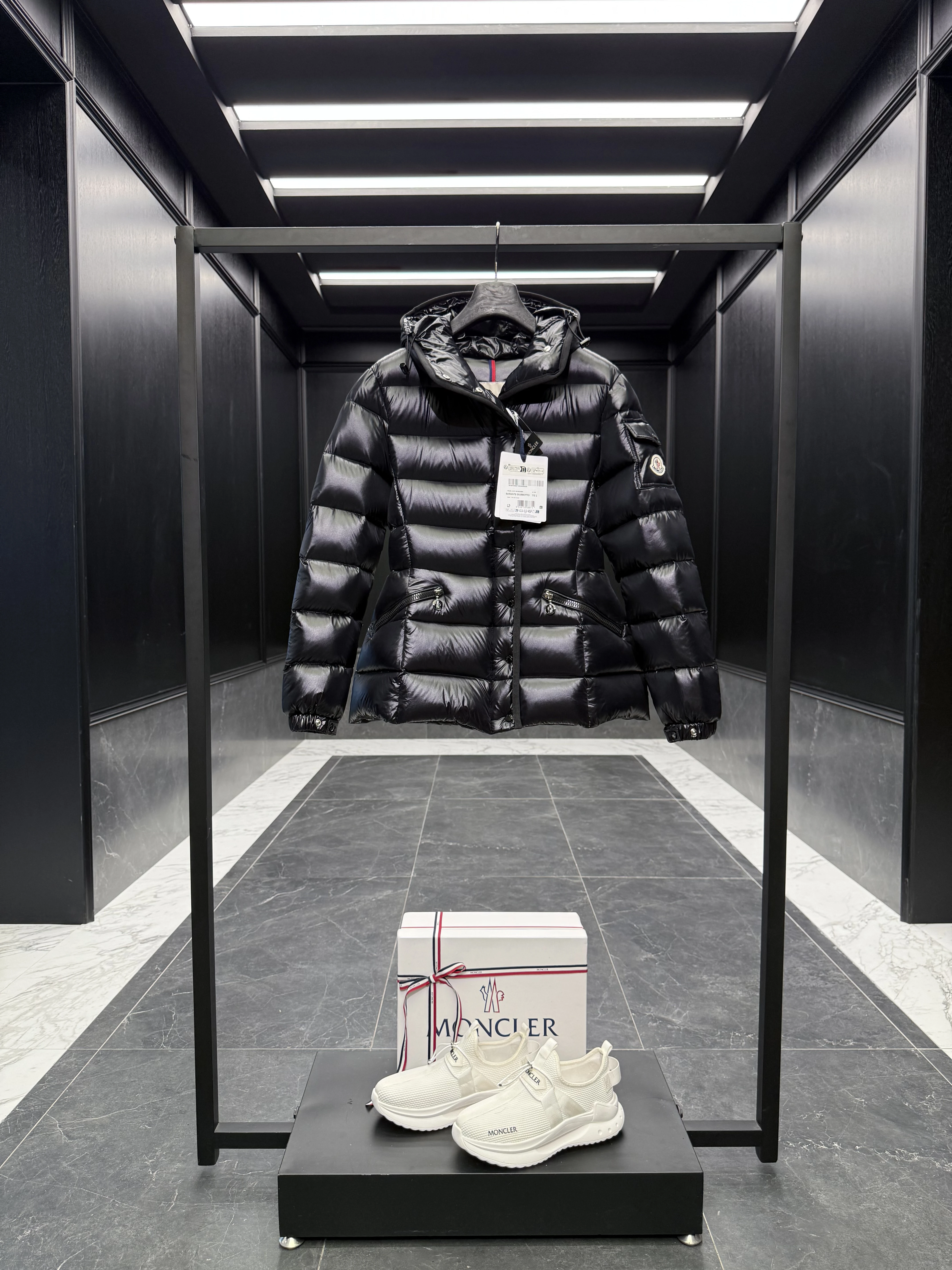 MONCLER Женская куртка Barante