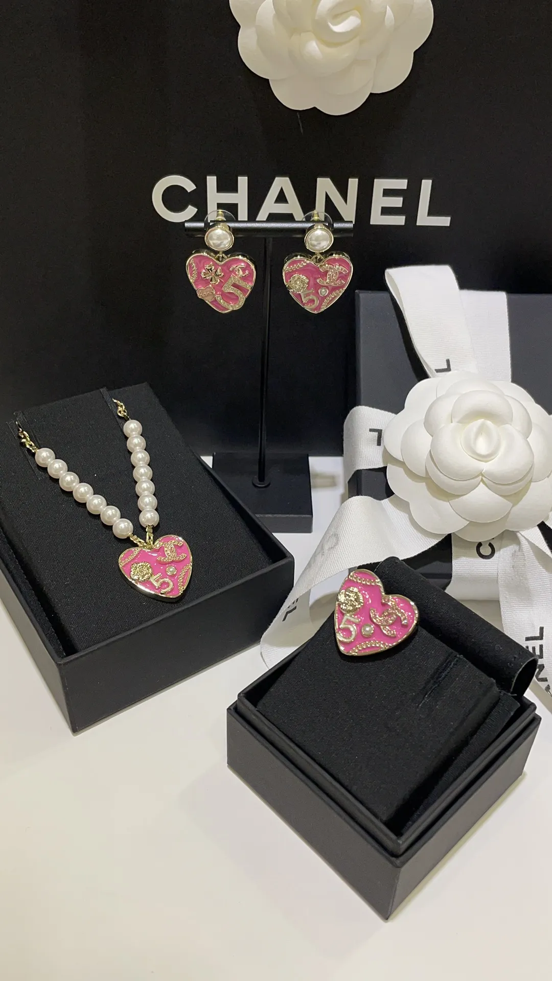 CHANEL Женское колье сердце с эмалью 24S CHANEL Женское колье сердце с эмалью 24S