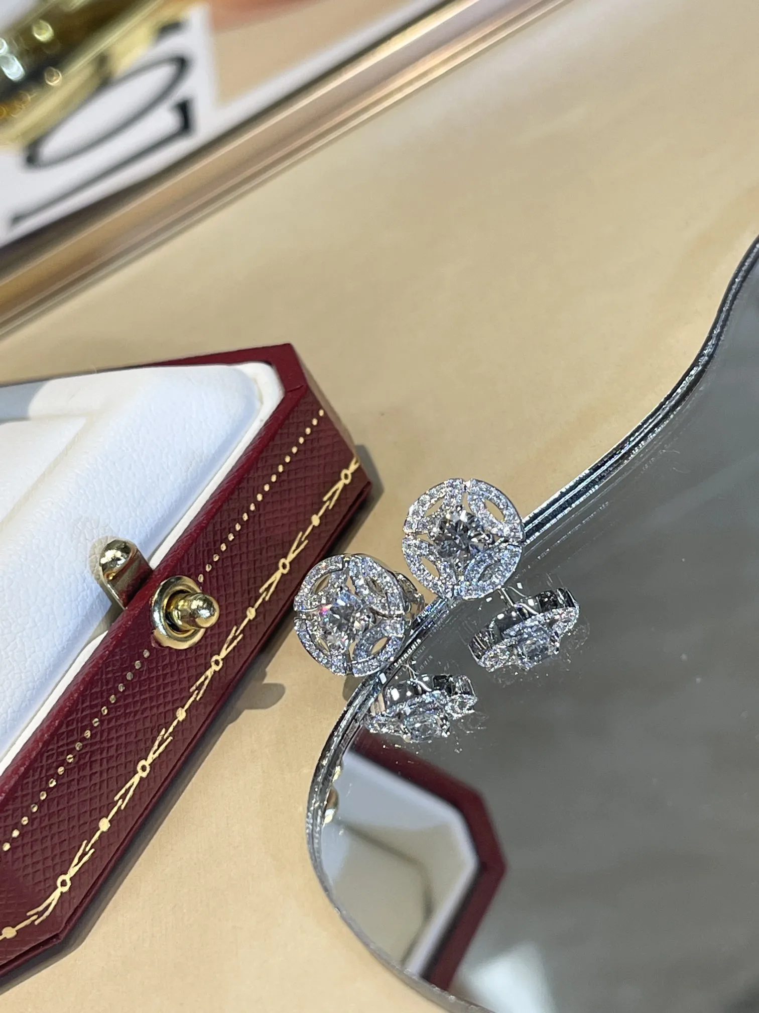 CARTIER Серьги гвоздики из белого золота и бриллиантов CARTIER Серьги гвоздики из белого золота и бриллиантов