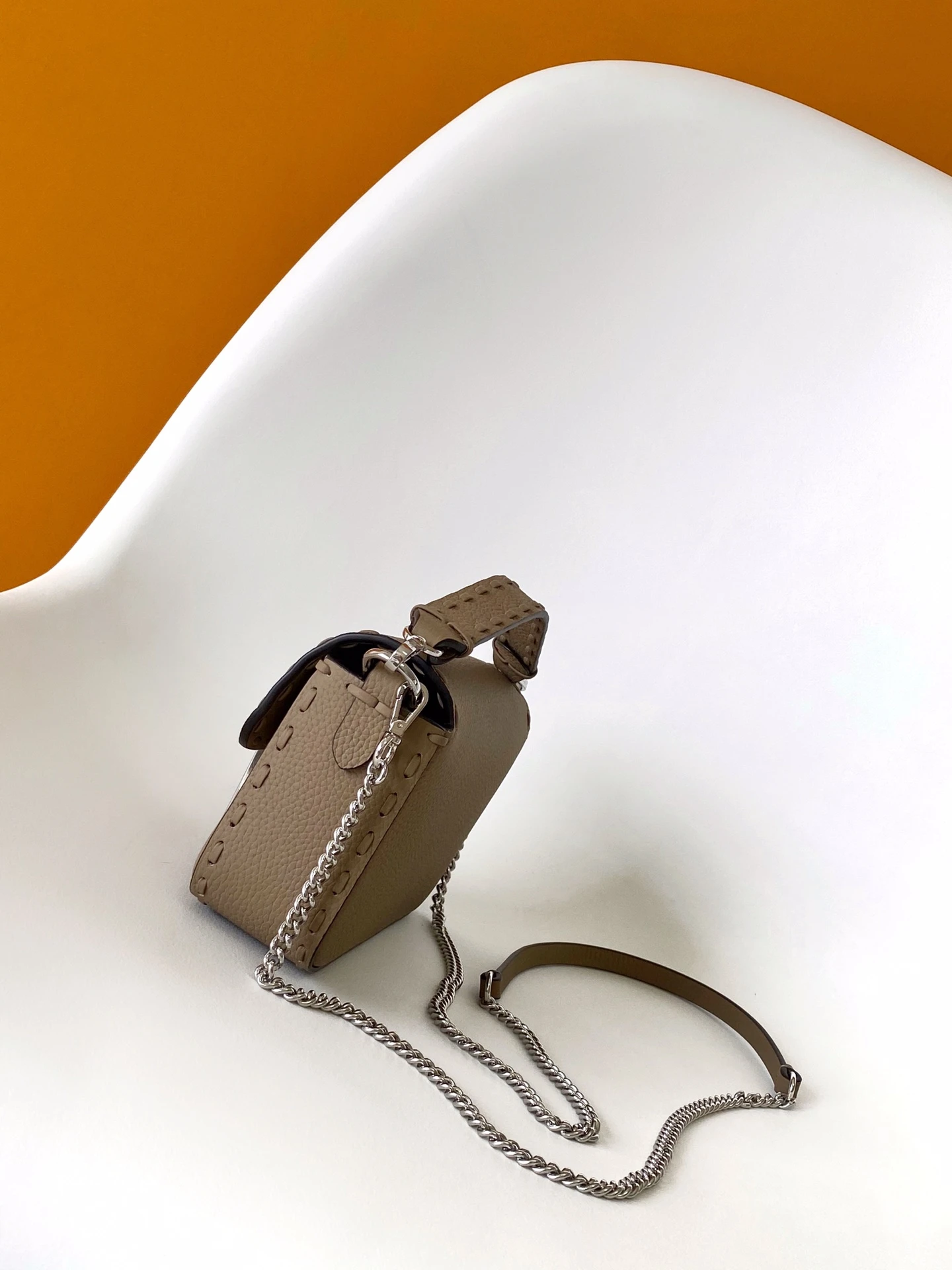 FENDI Женская сумка из телячьей кожи 