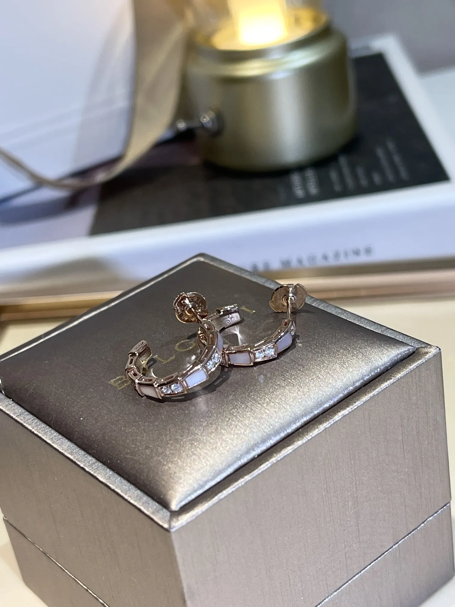 BVLGARI Серьги розовое золото, перламутр и бриллианты BVLGARI Серьги розовое золото, перламутр и бриллианты