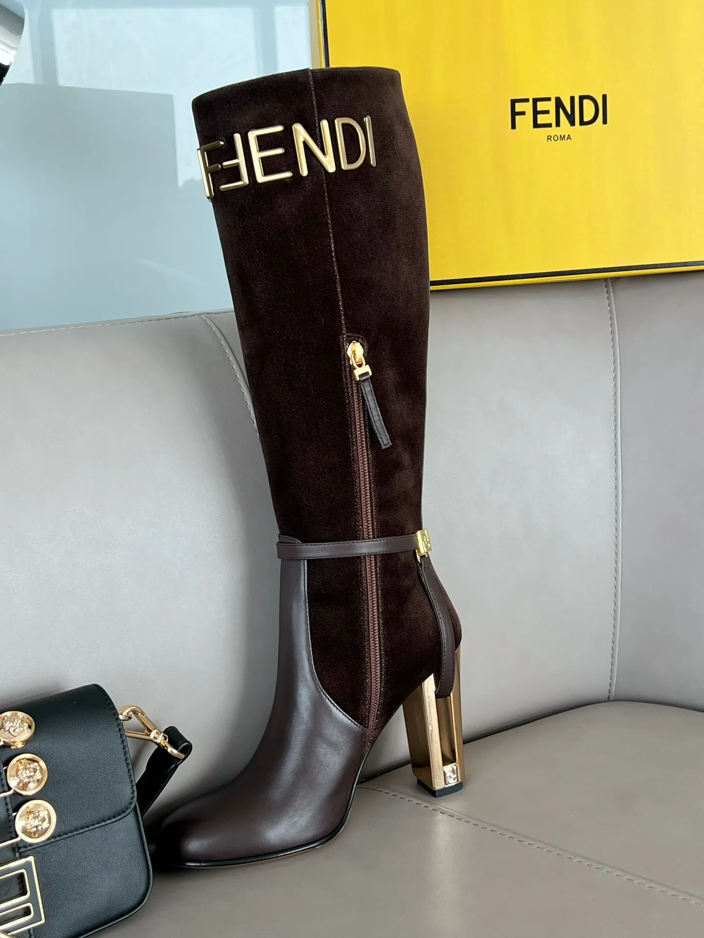 FENDI Женские сапоги Delfina из телячьей кожи FENDI Женские сапоги Delfina из телячьей кожи