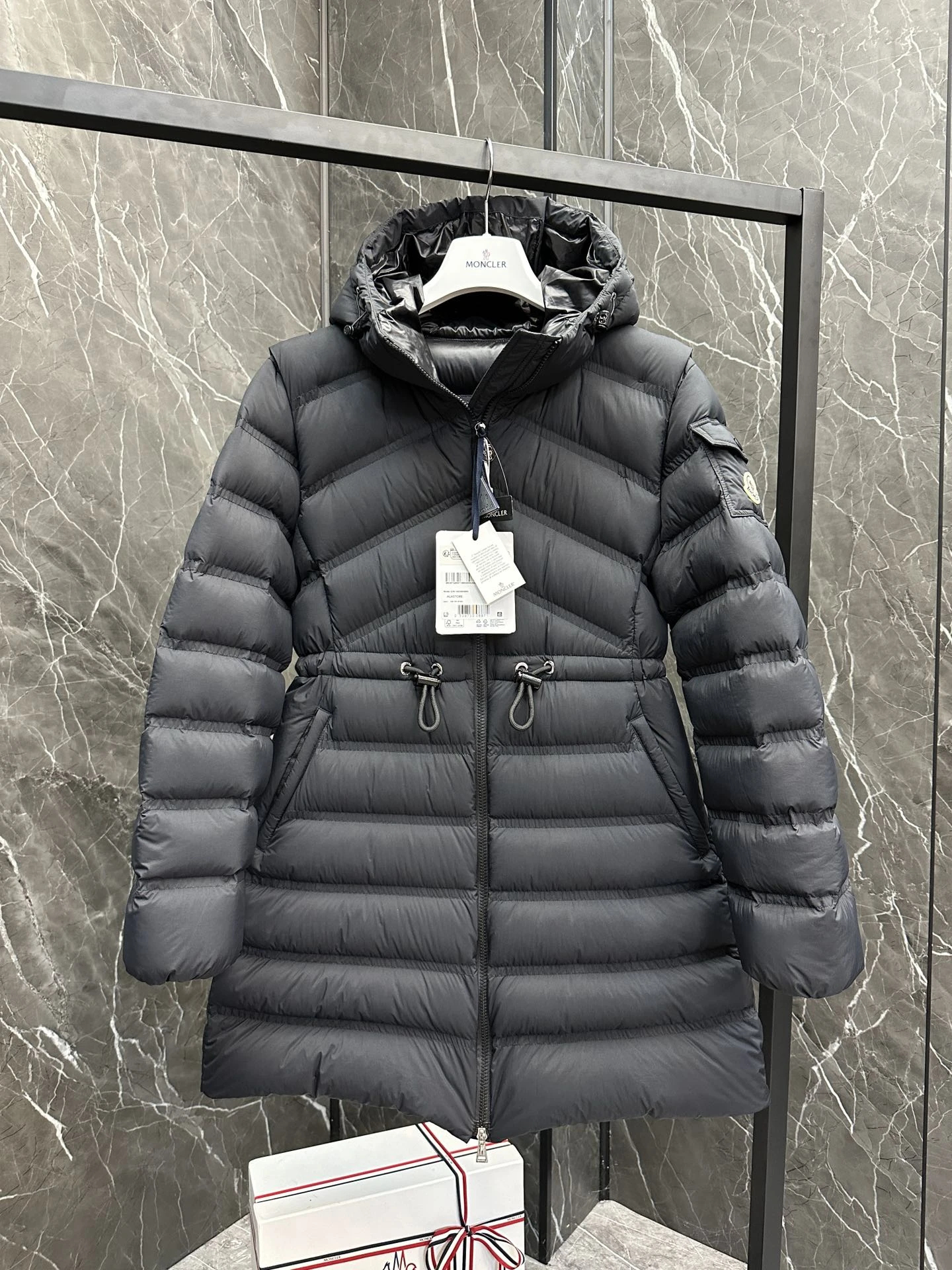 MONCLER Женский многофункциональный пуховик Alastore MONCLER Женский многофункциональный пуховик Alastore
