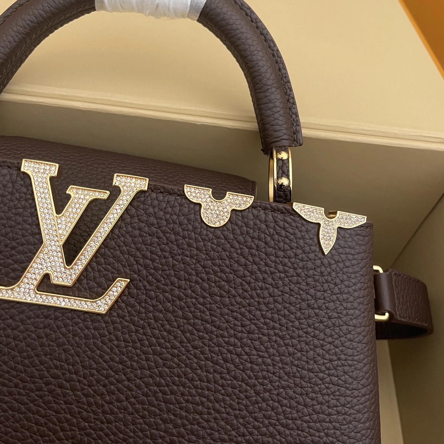 LOUIS VUITTON Женская Сумка Capucines с металлическими вставками