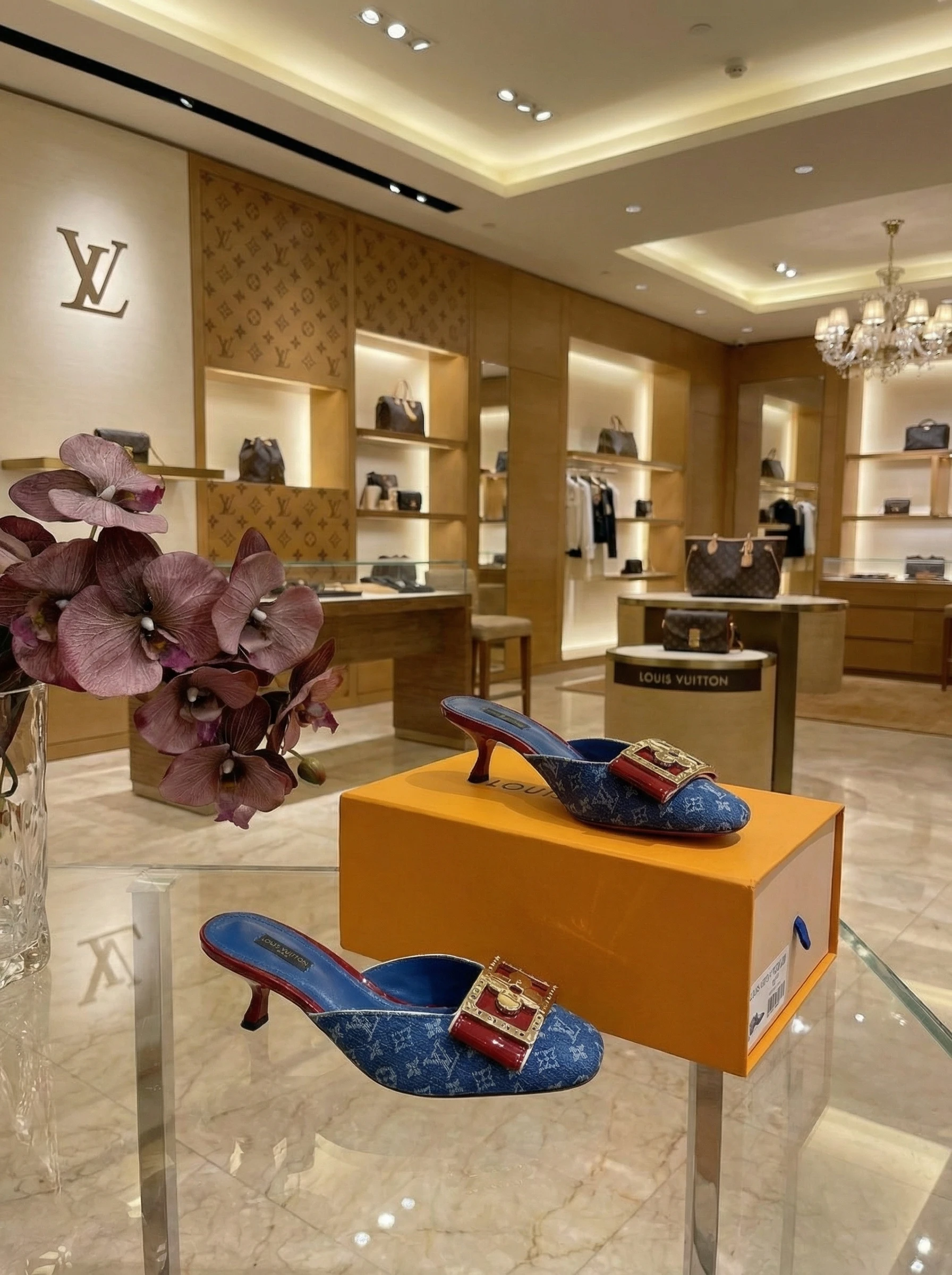 LOUIS VUITTON Женские босоножки LOUIS VUITTON Женские босоножки