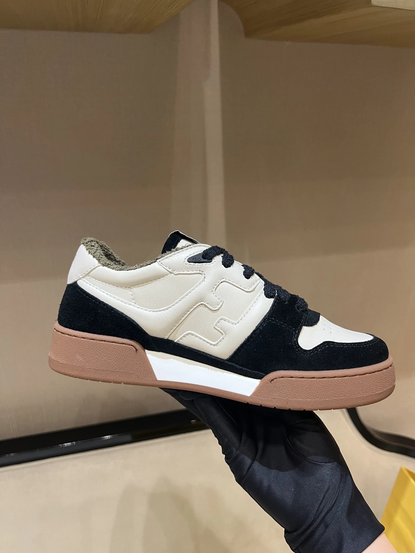 FENDI Кроссовки из кожи и замши