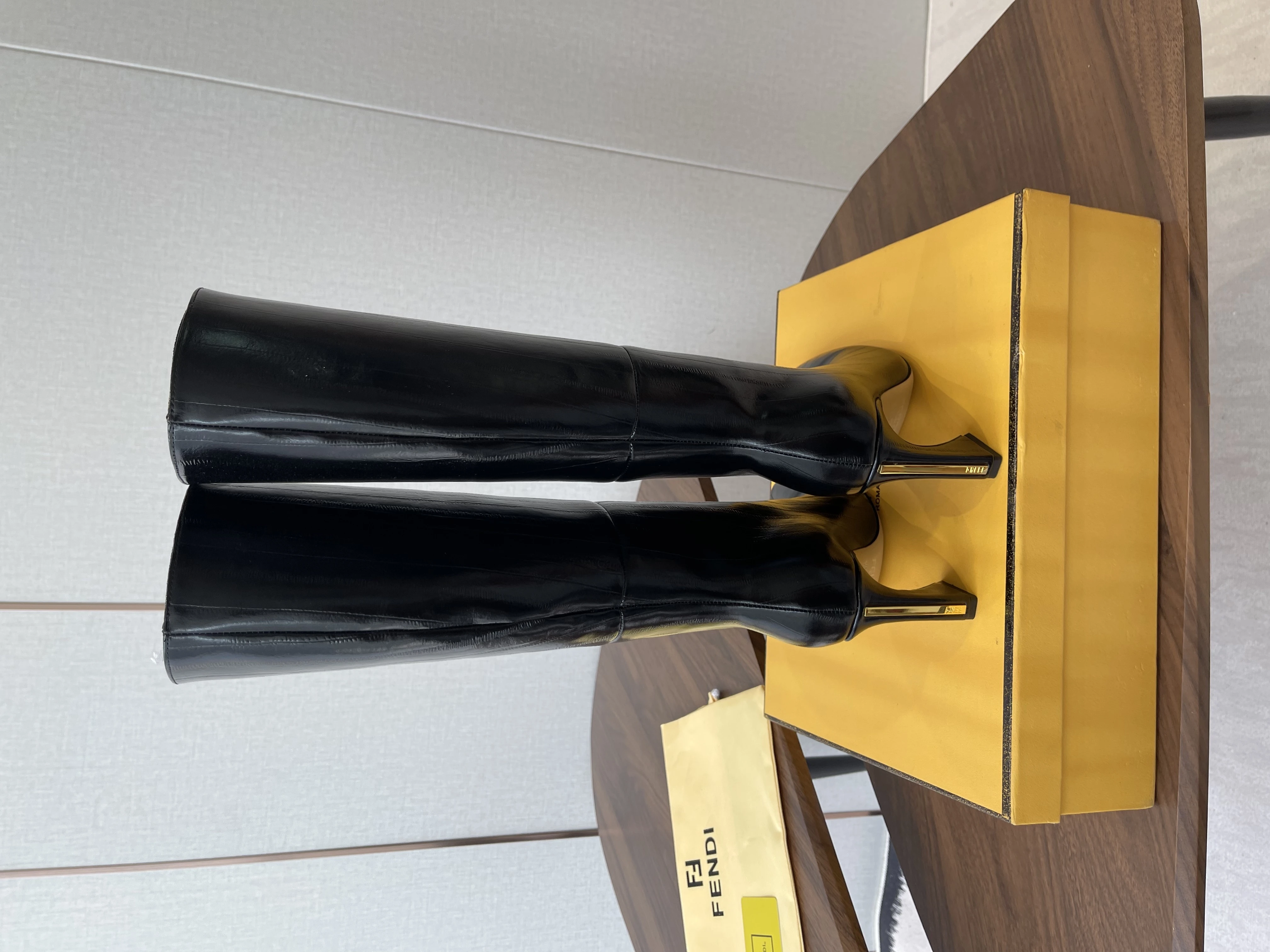 FENDI Женские сапоги из коровьей кожи 