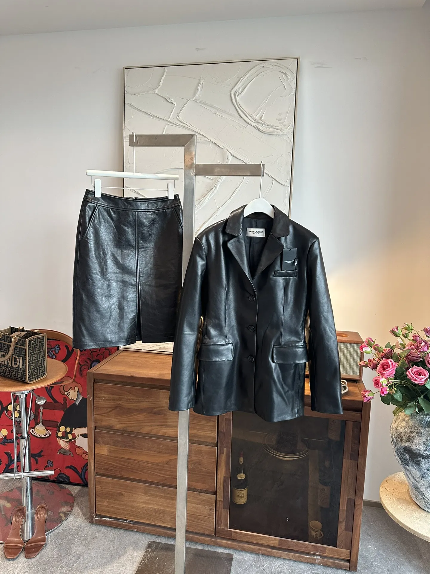 SAINT LAURENT Женский кожаный костюм с пиджаком SAINT LAURENT Женский кожаный костюм с пиджаком