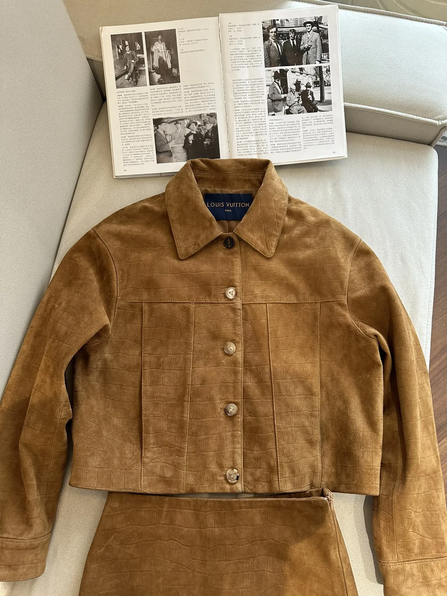 LOUIS VUITTON Женский костюм из замши LOUIS VUITTON Женский костюм из замши