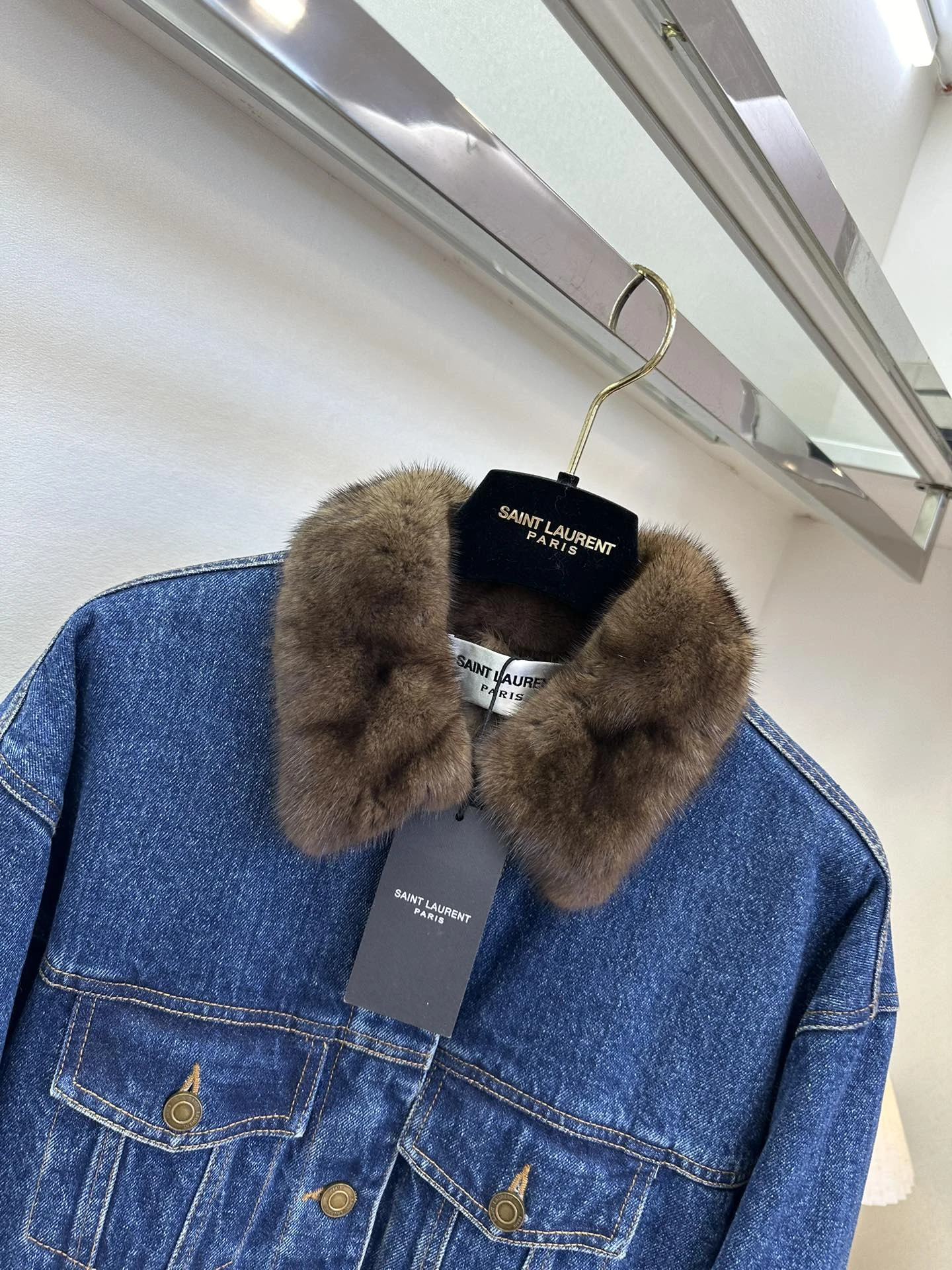 SAINT LAURENT Женская джинсовая куртка с мехом SAINT LAURENT Женская джинсовая куртка с мехом