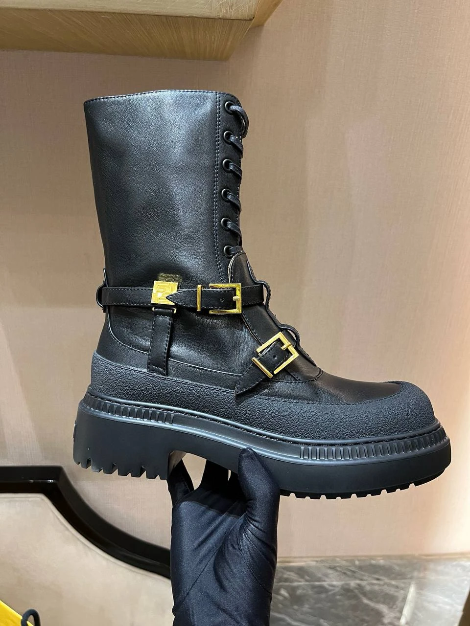 FENDI Женские ботинки черные с массивной подошвой FENDI Женские ботинки черные с массивной подошвой