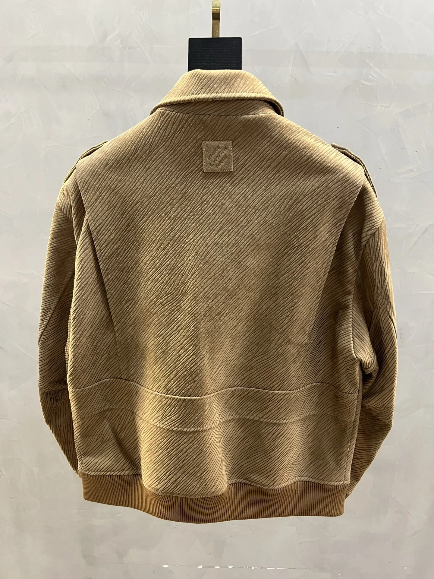 LOUIS VUITTON Мужская куртка из замши LOUIS VUITTON Мужская куртка из замши