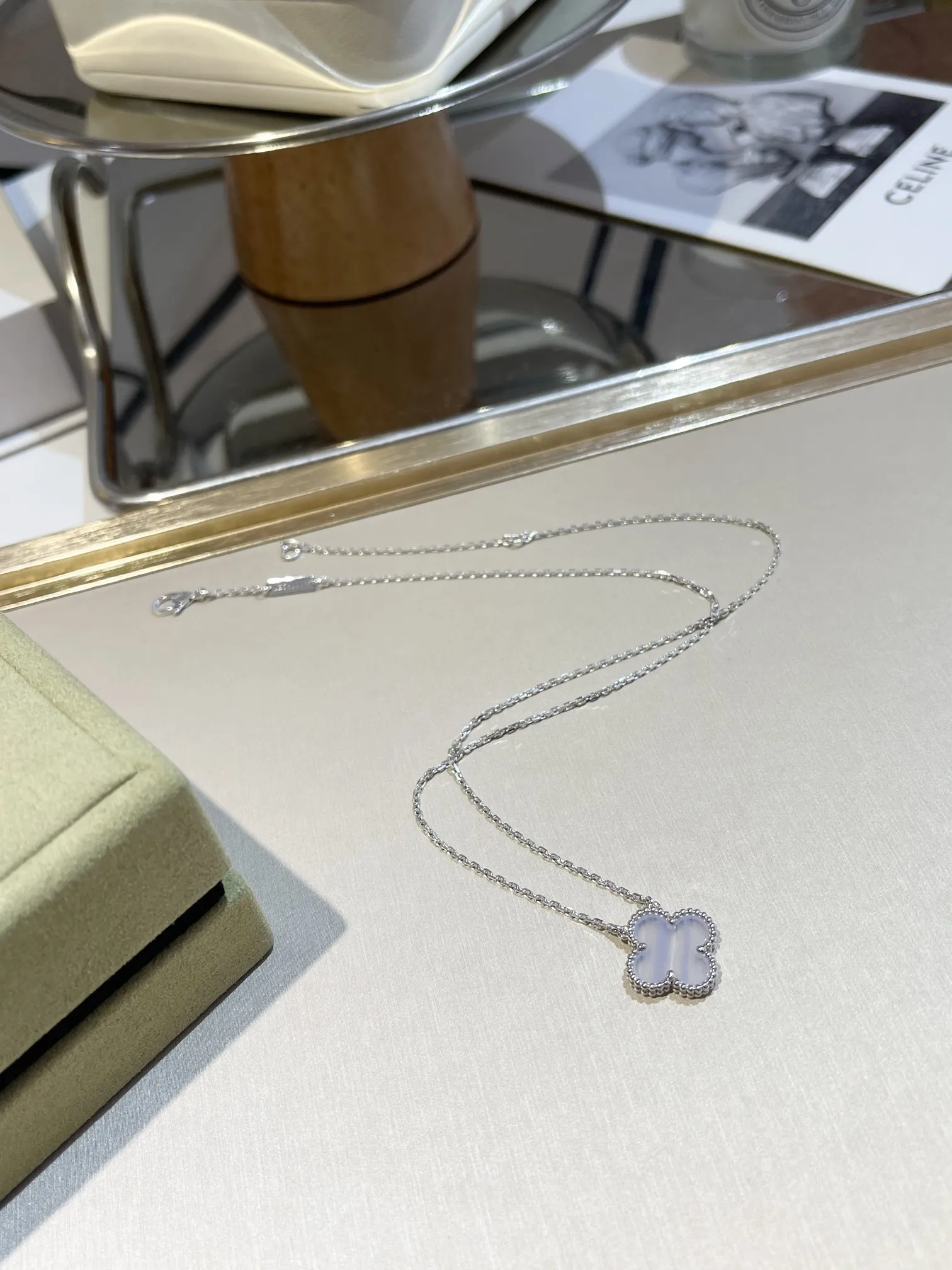 Van Cleef & Arpels Колье Alhambra белое золото и халцедон Van Cleef & Arpels Колье Alhambra белое золото и халцедон