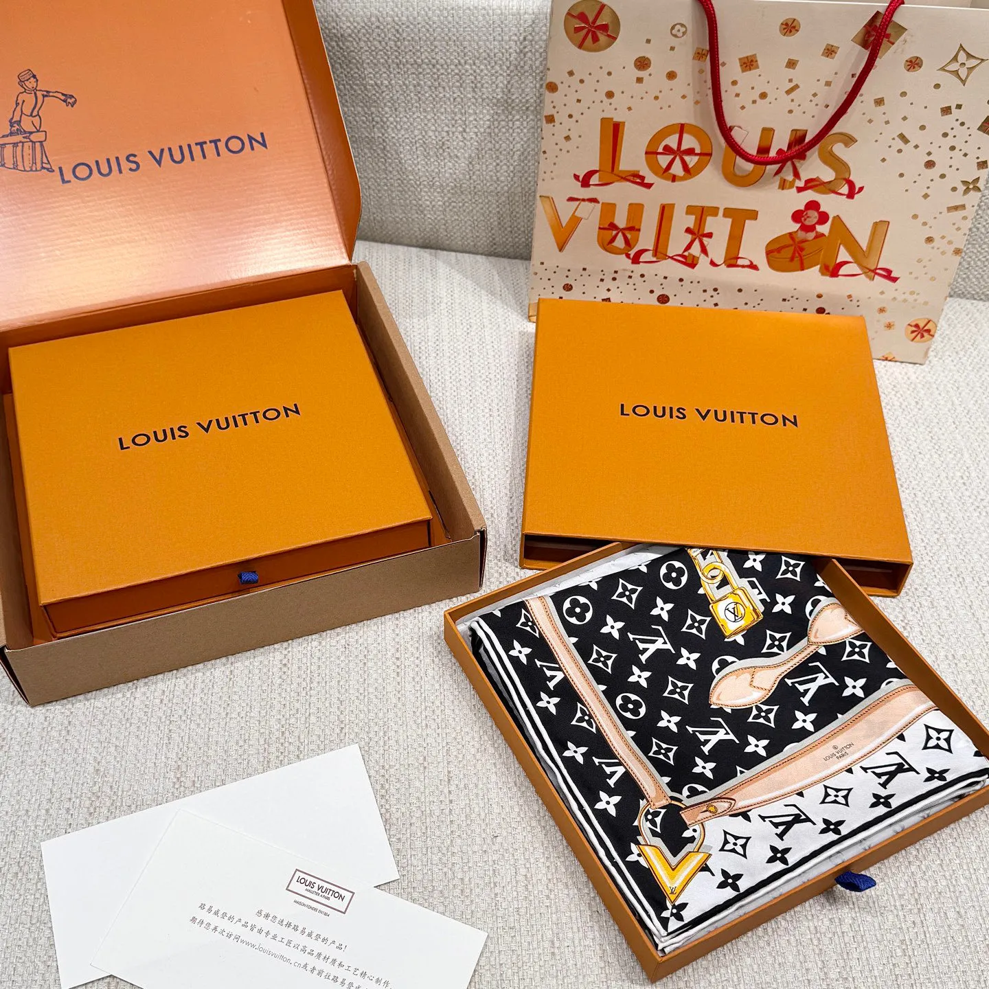 LOUIS VUITTON Женский Платок-каре Monogram Confidential M78667