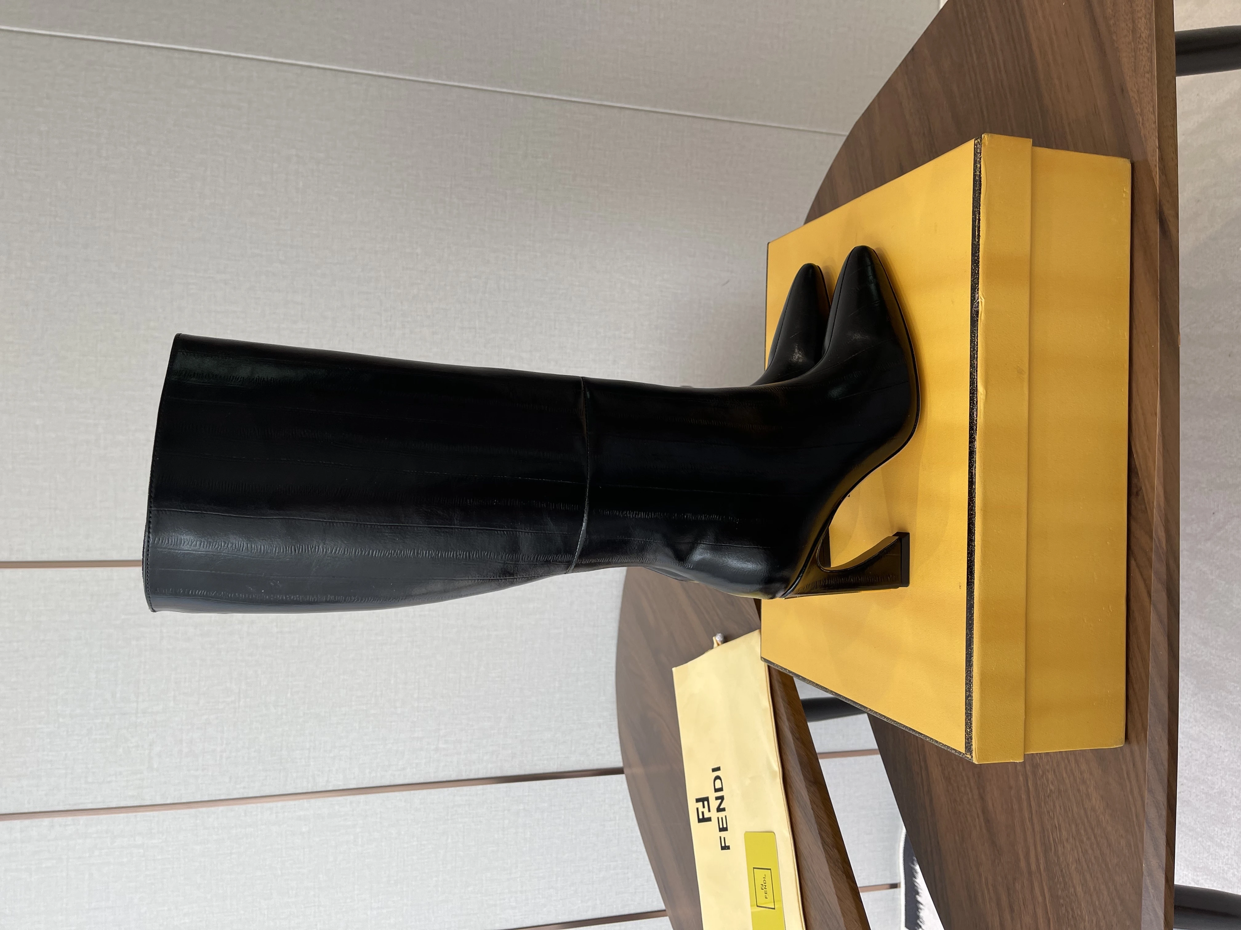 FENDI Женские сапоги из коровьей кожи 