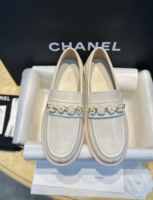 CHANEL Женские лоферы из телячьей кожи