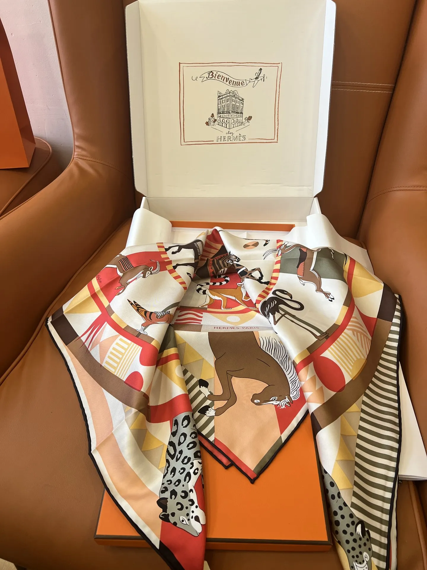 HERMES Женский платок Carré 90 Le Carrousel du Tigre Royal HERMES Женский платок Carré 90 Le Carrousel du Tigre Royal