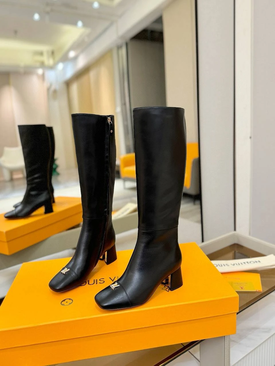 LOUIS VUITTON Женские сапоги из телячьей кожи 