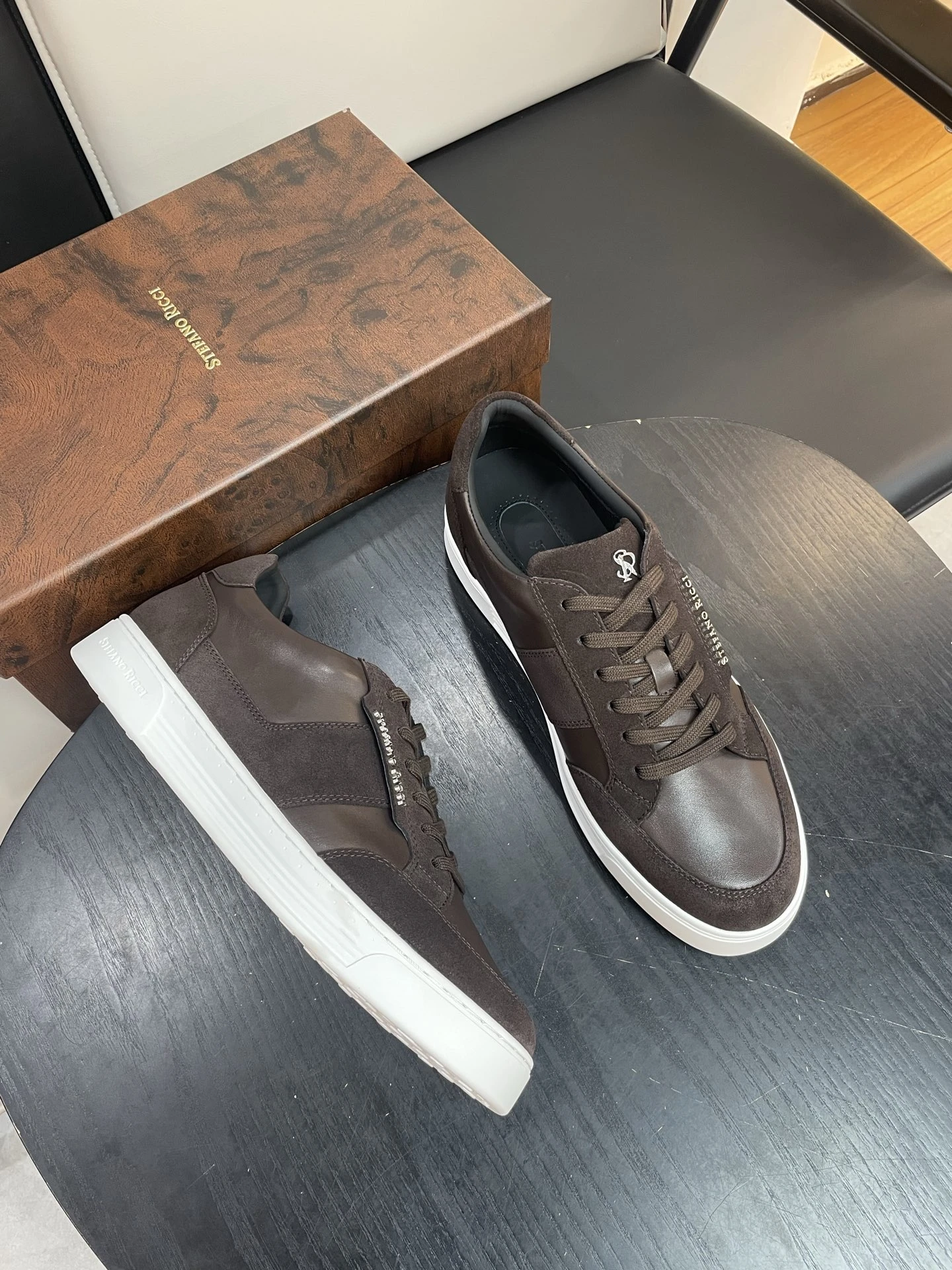 STEFANO RICCI Мужские кроссовки из гладкой кожи и замши черные с белой подошвой