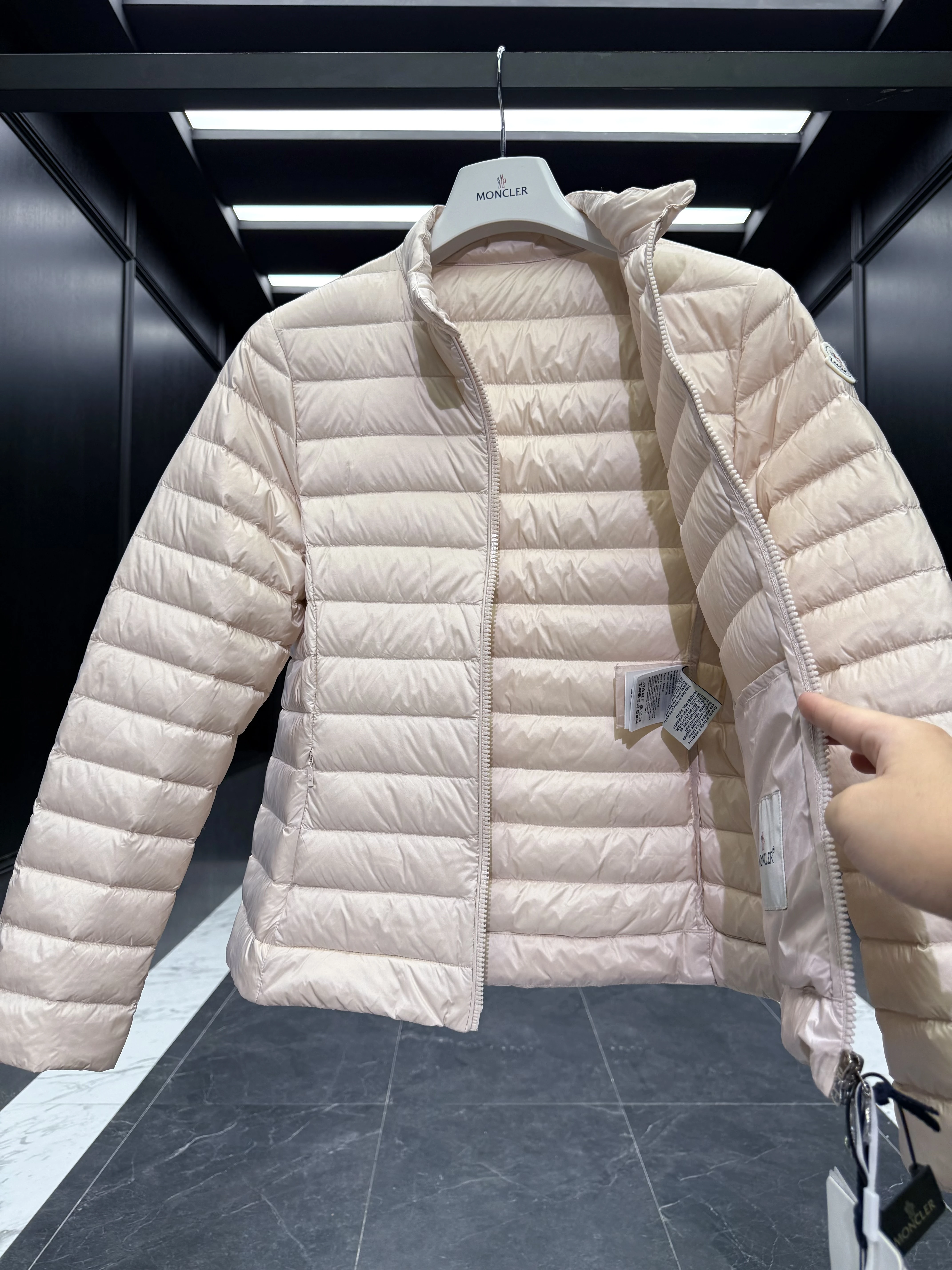 MONCLER Женский пуховик Igelle MONCLER Женский пуховик Igelle