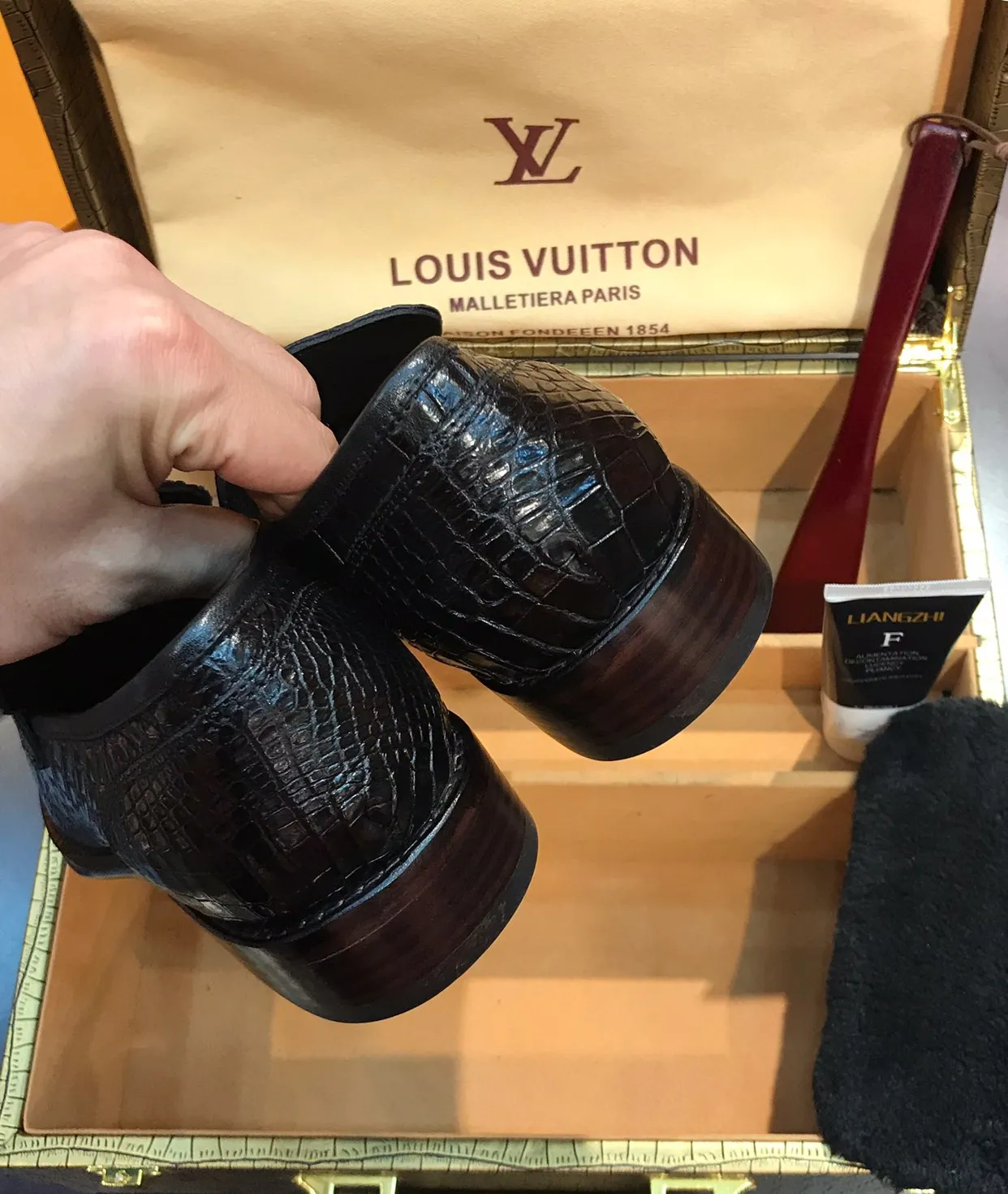 LOUIS VUITTON Мужские туфли из кожи крокодила